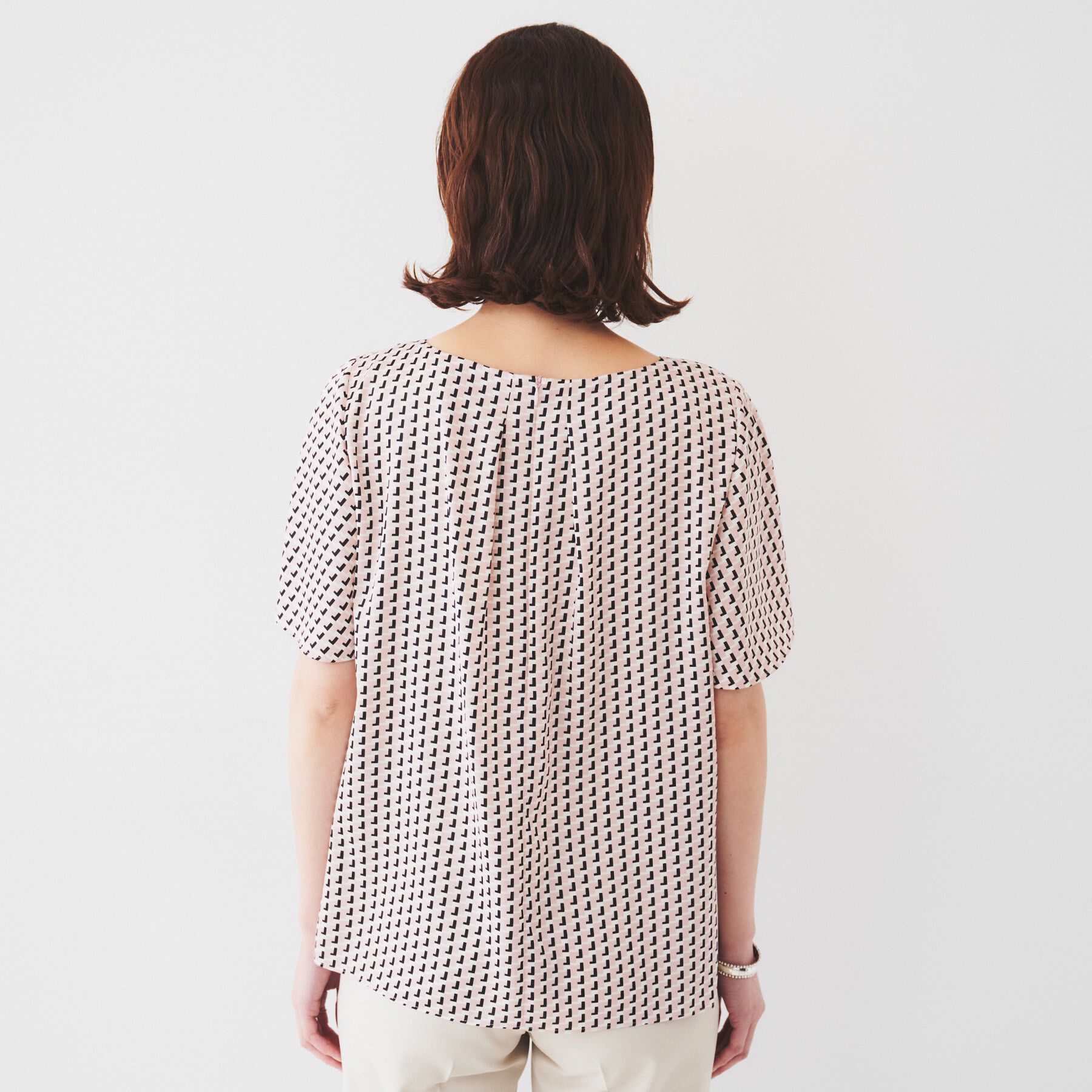 UNTITLED「【通勤/二の腕カバー】ジオメトリック柄 Vネックブラウス」|シャツ・ブラウス|