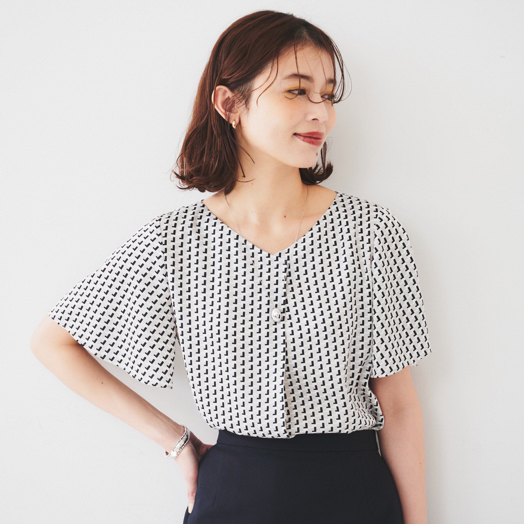 UNTITLED「【通勤/二の腕カバー】ジオメトリック柄 Vネックブラウス」|シャツ・ブラウス|