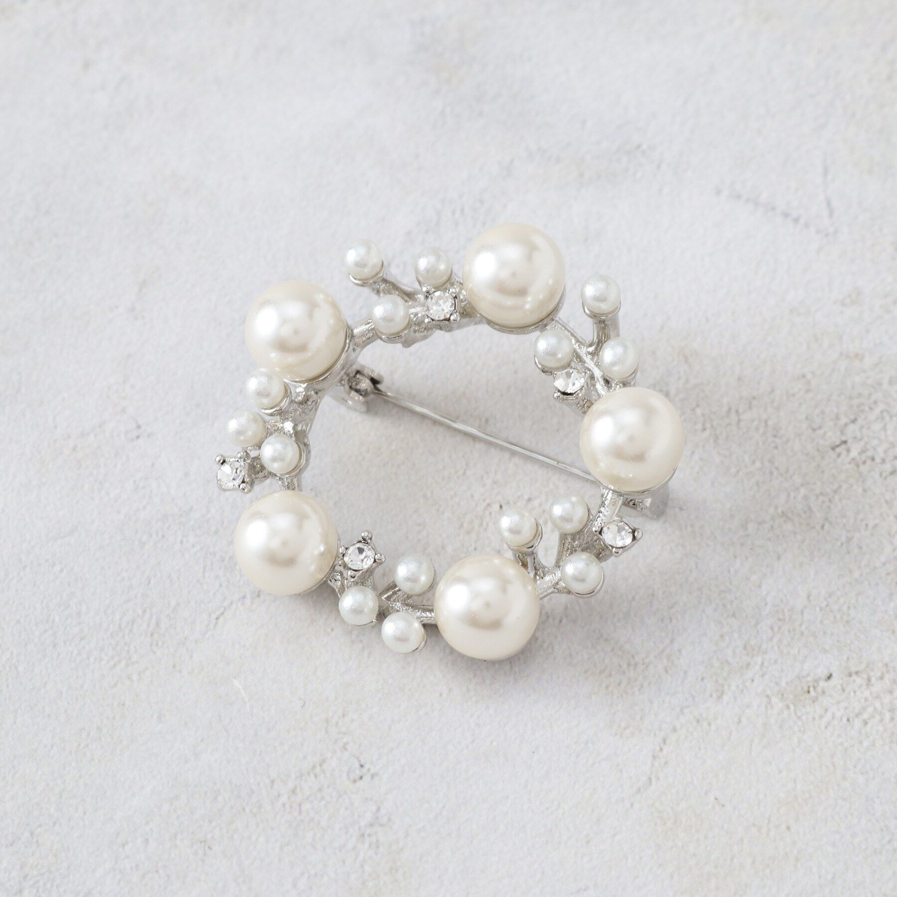 grove「ラウンドパール調ブローチ【入卒対応可】」|ブローチ・コサージュ|