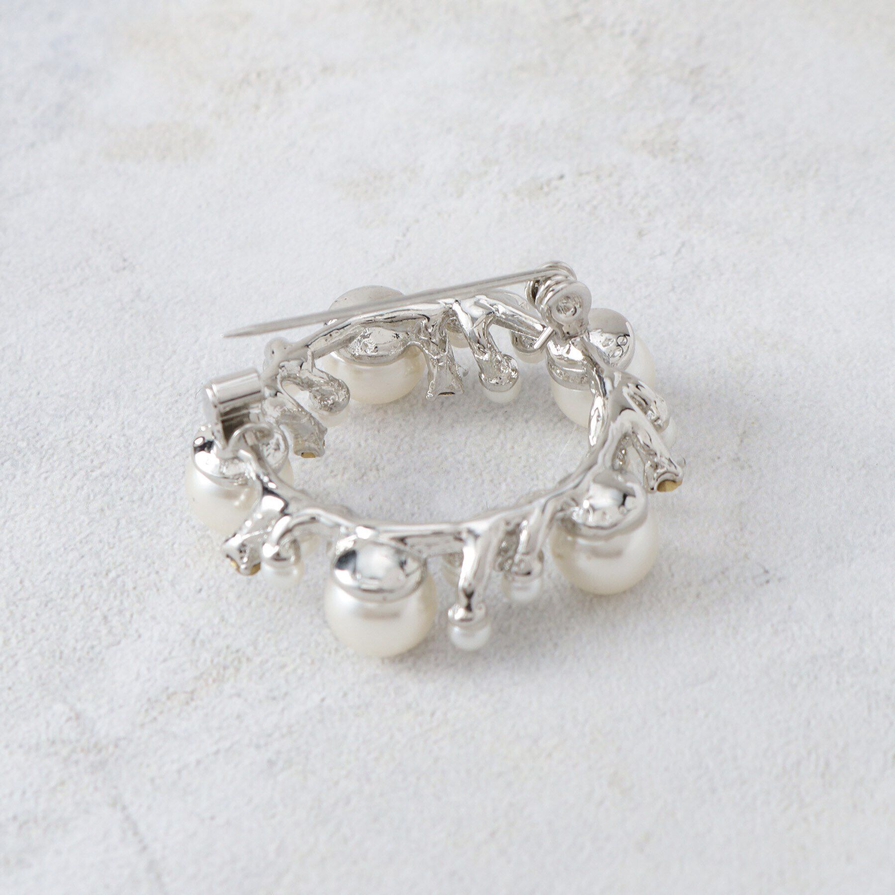 grove「ラウンドパール調ブローチ【入卒対応可】」|ブローチ・コサージュ|