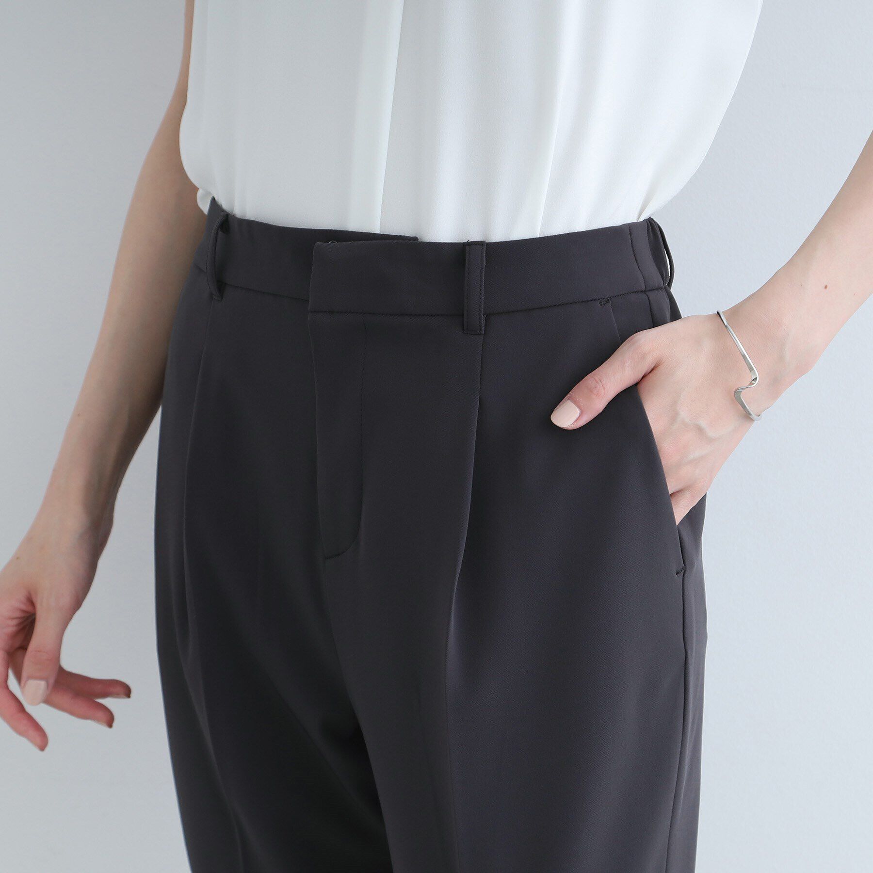 INDIVI「【洗える/UVケア/エコ/日本製】ストレッチ タックテーパードパンツ」|スーツ|