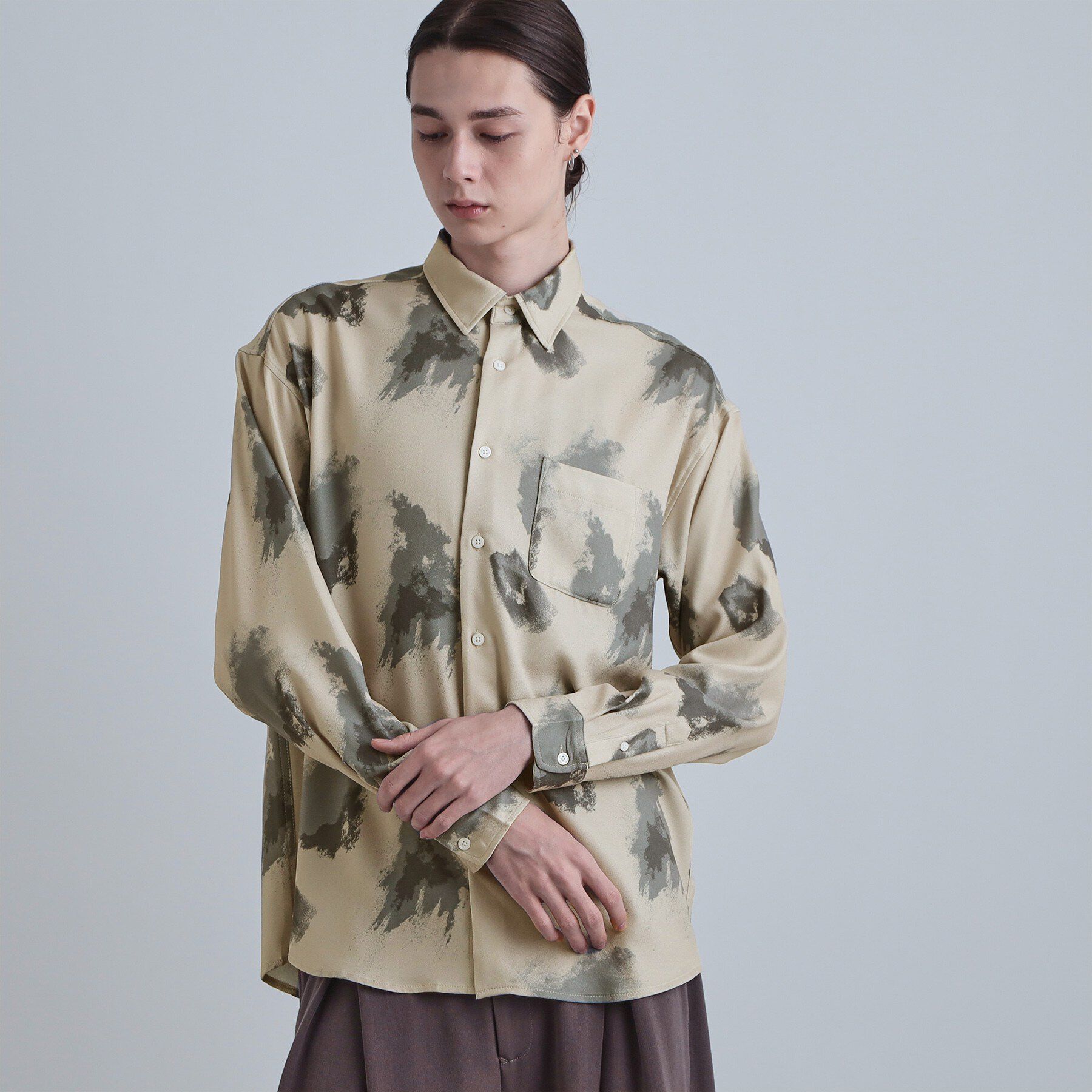 tk.TAKEO KIKUCHI「スモークブラープリントシャツ」|シャツ・ブラウス|ベージュ(052)