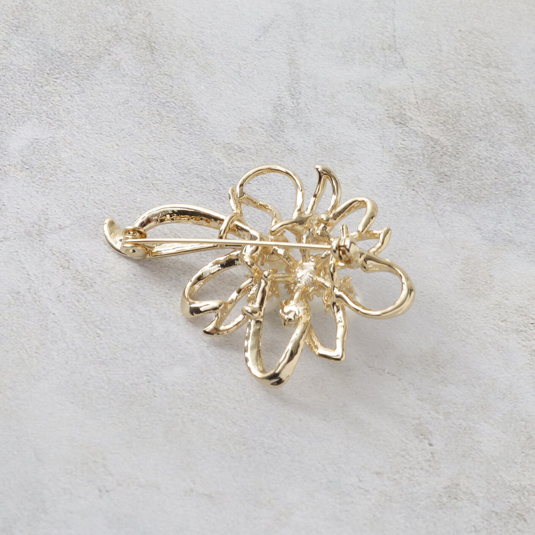 OPAQUE.CLIP「メタルフラワー&times;フェイクパールブローチ」|ブローチ・コサージュ|