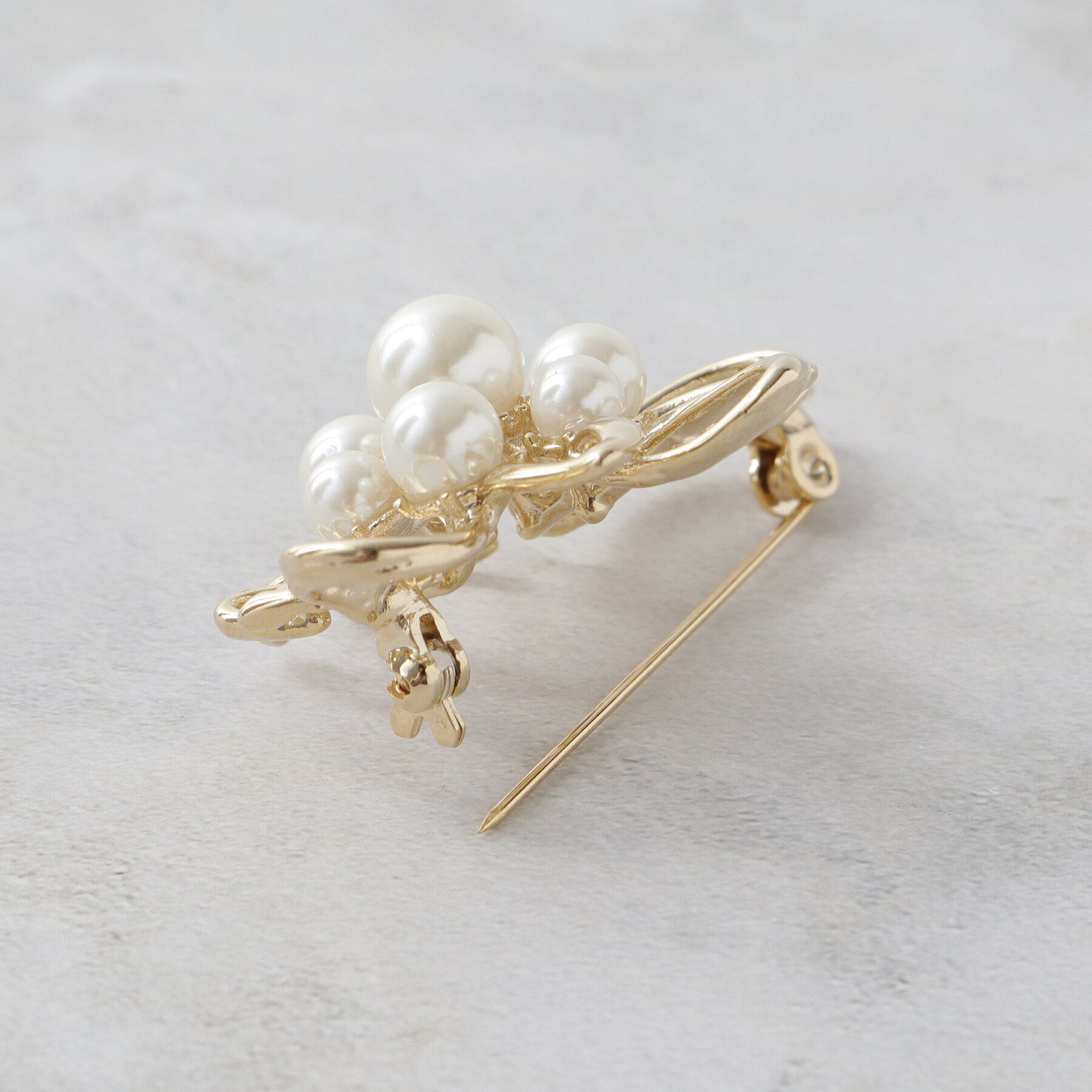 OPAQUE.CLIP「メタルフラワー&times;フェイクパールブローチ」|ブローチ・コサージュ|