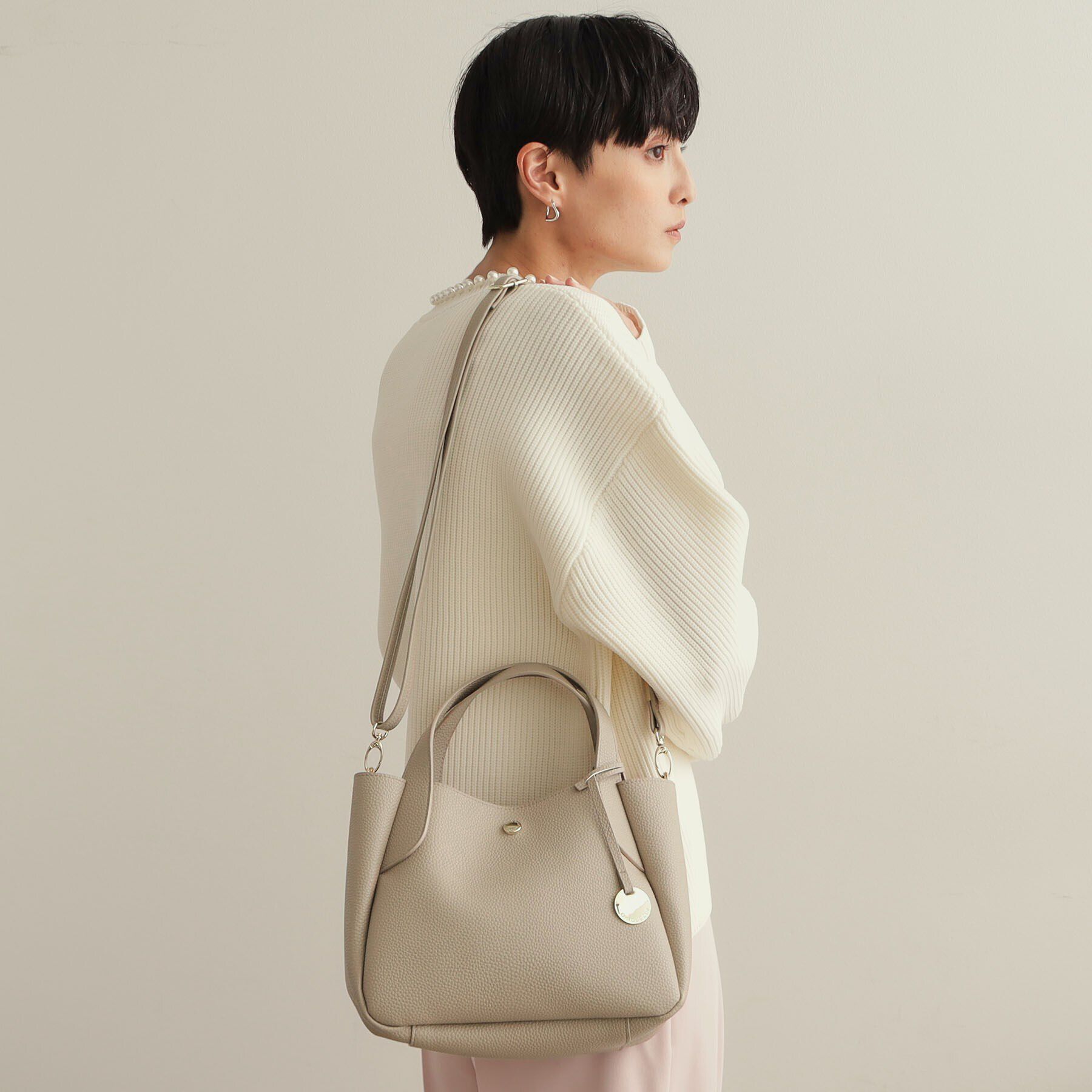 OPAQUE.CLIP「【軽量／2WAY】シュリンク合皮ラウンドフォルムミドルトートバッグ」|トートバッグ|ベージュ(052)