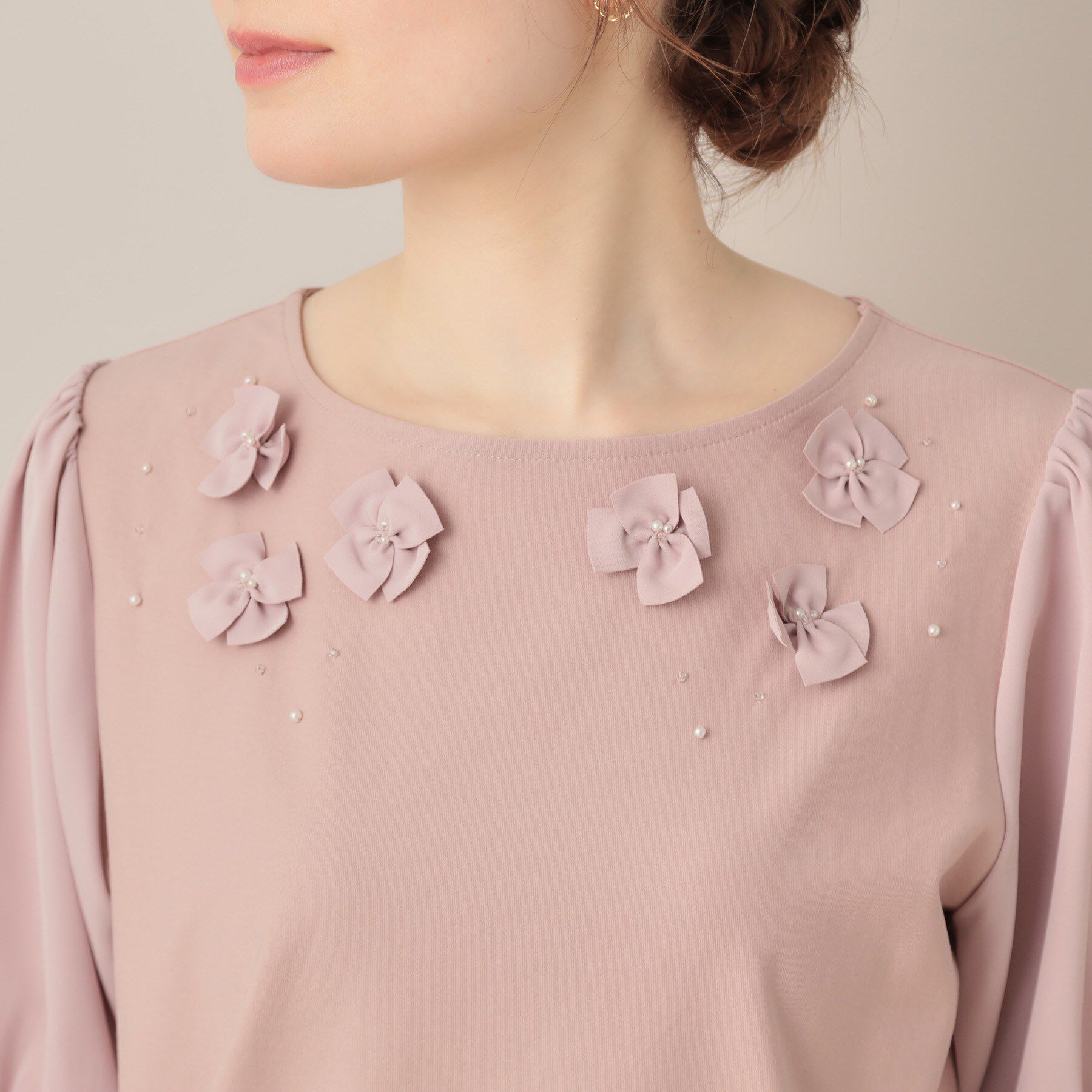 Couture broach「【接触冷感・UVカット】シフォンフラワーエンブロドッキングカットソー」|Tシャツ・カットソー|