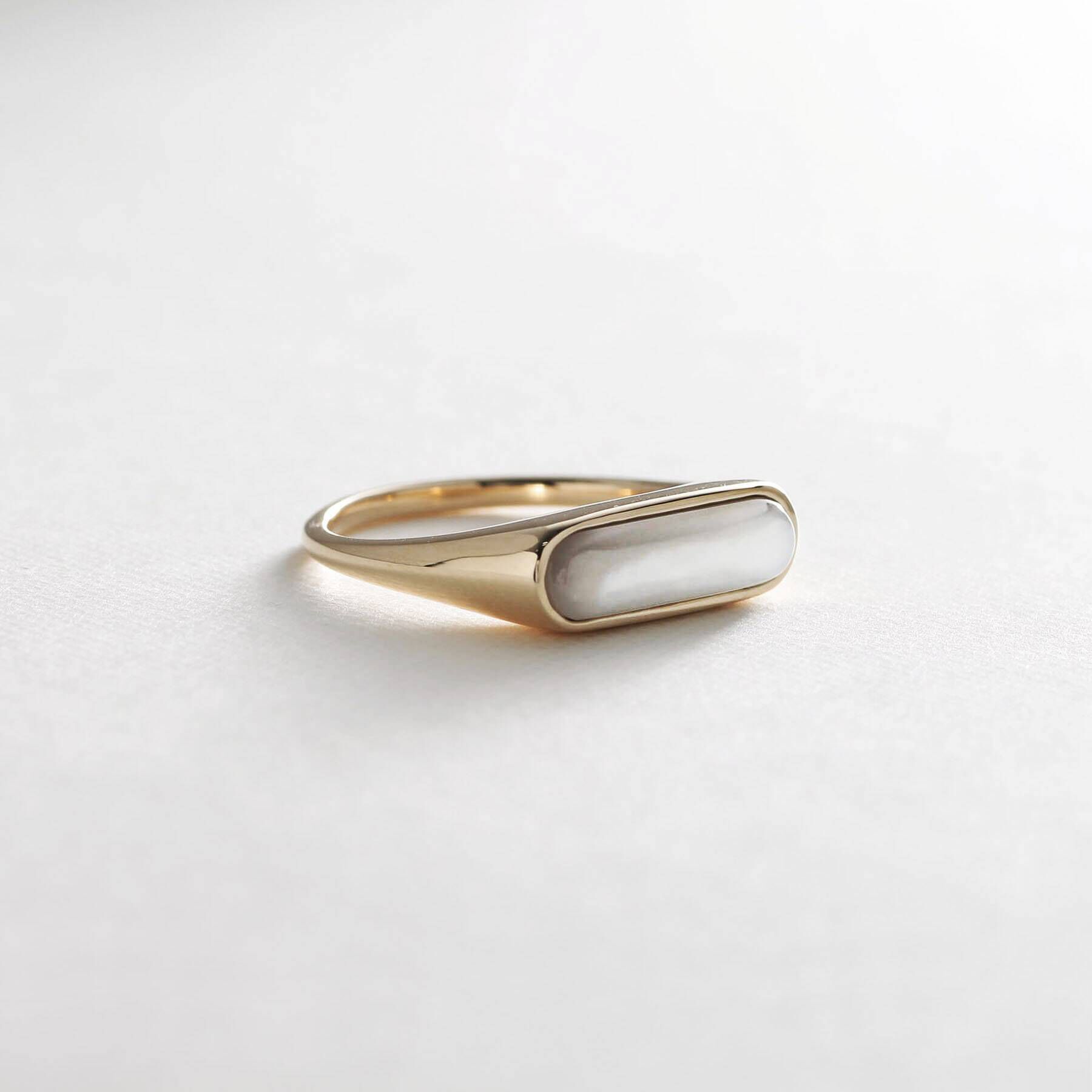 COCOSHNIK「K10カラーストーン（白蝶貝）シグネットリング細」|リング|