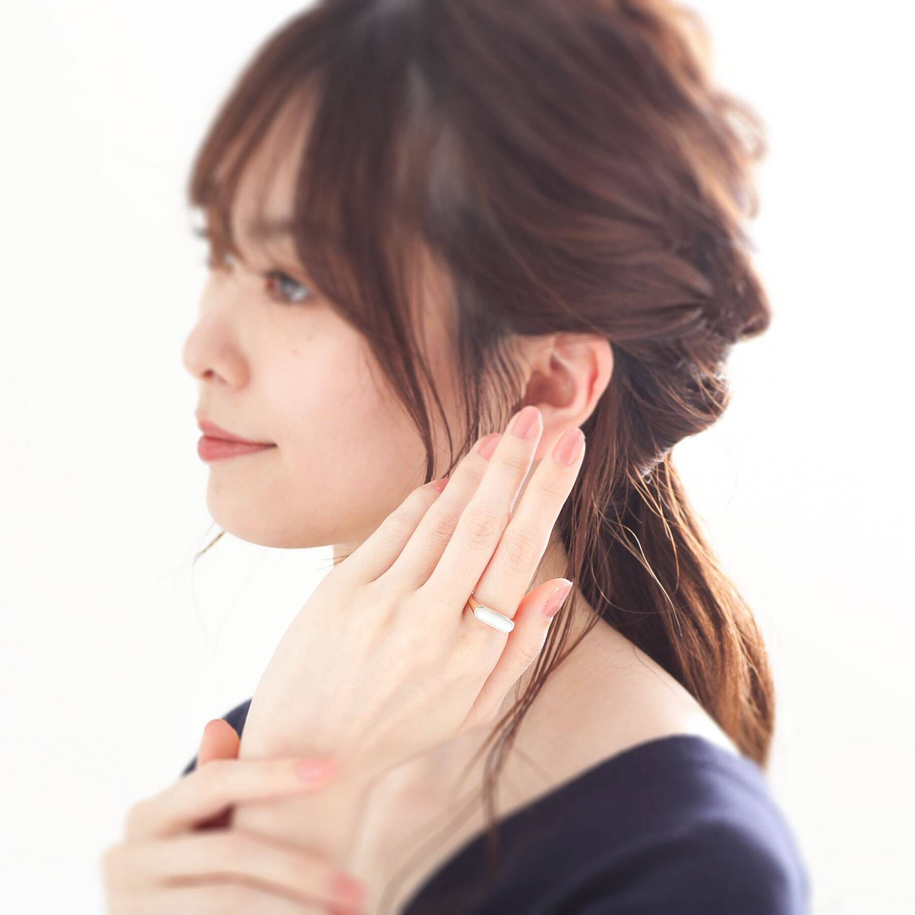 COCOSHNIK「K10カラーストーン（白蝶貝）シグネットリング細」|リング|