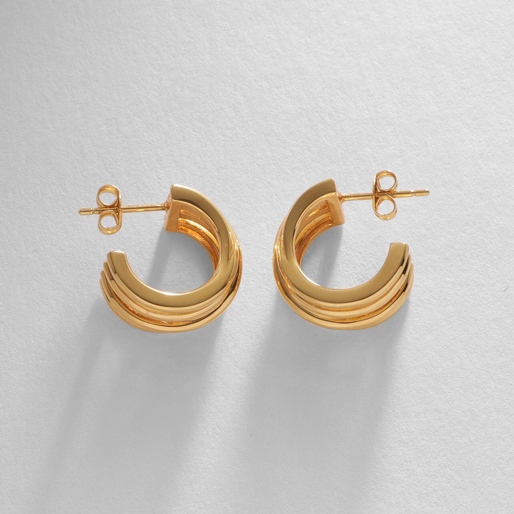 COCOSHNIK ONKITSCH「シルバー スモールフープ クロッシングライン ピアス GP」|ピアス|