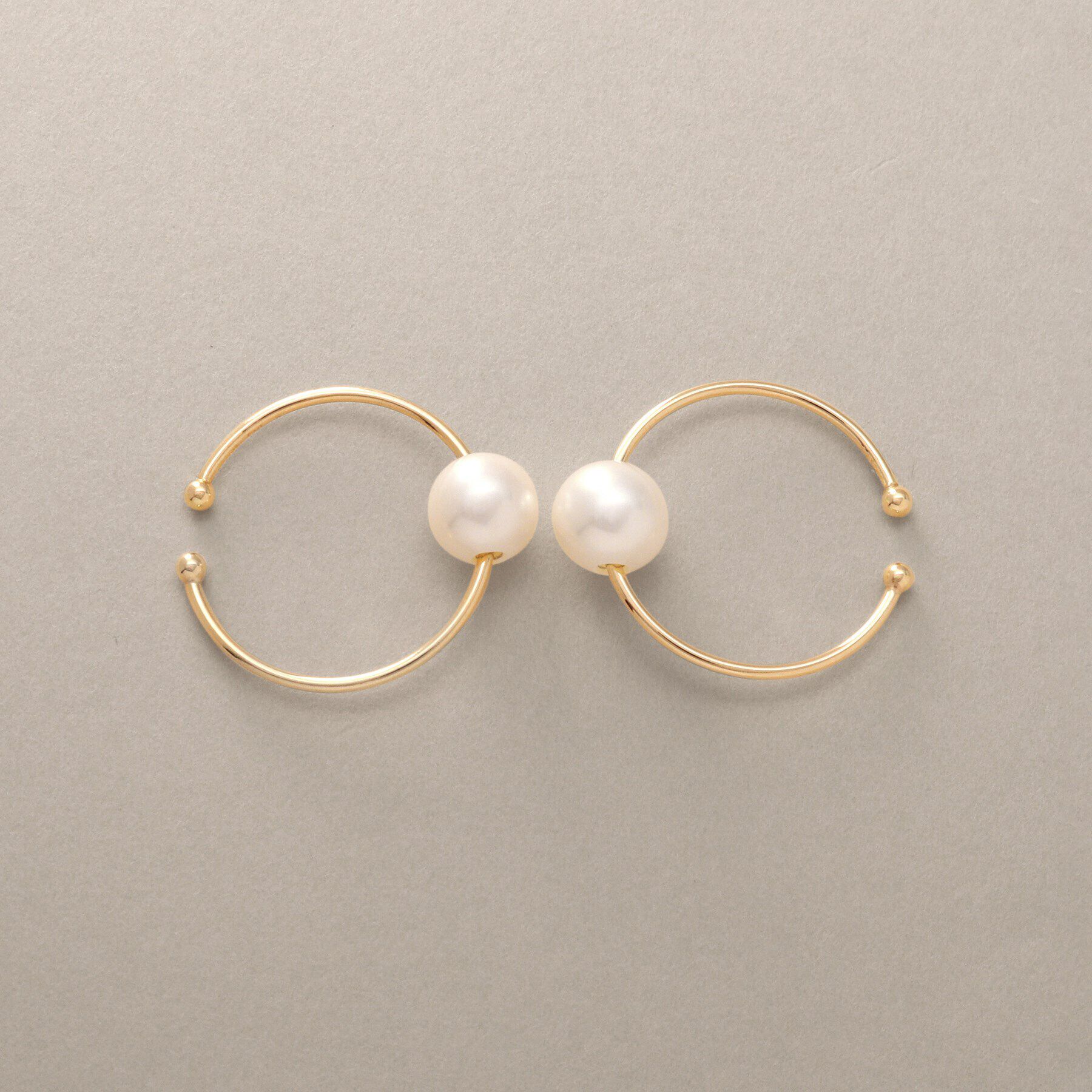 COCOSHNIK「K10パール フープ イヤーカフ（両耳用）」|イヤリング|