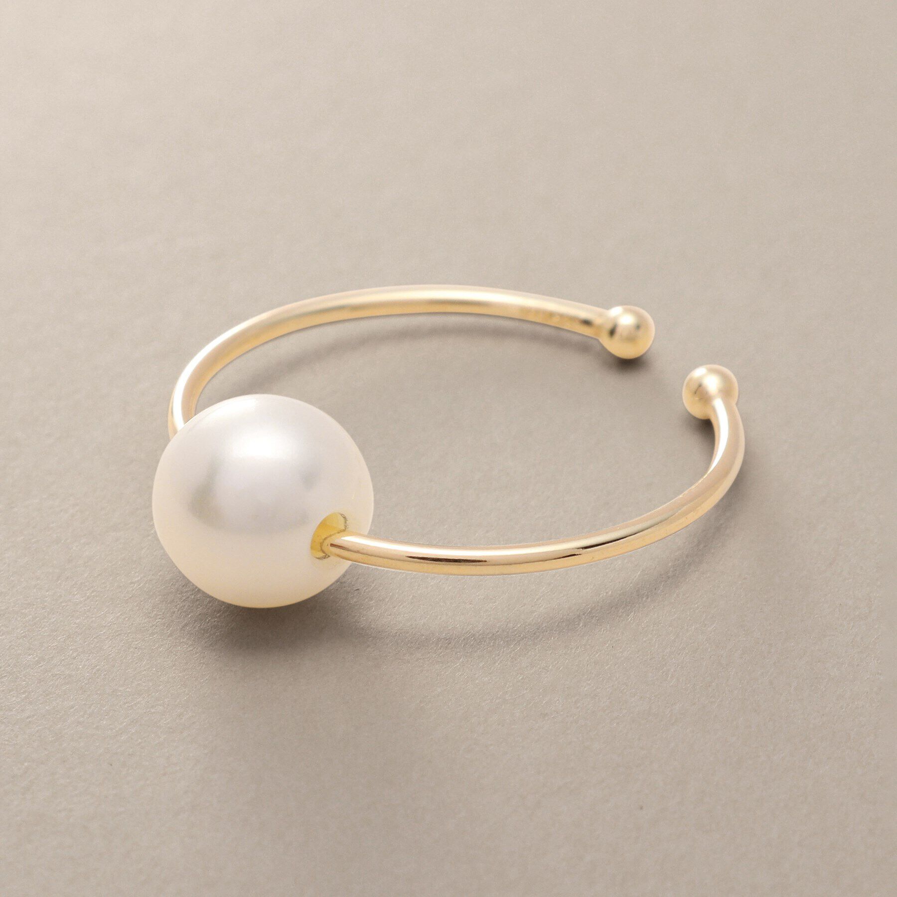 COCOSHNIK「K10パール フープ イヤーカフ（両耳用）」|イヤリング|