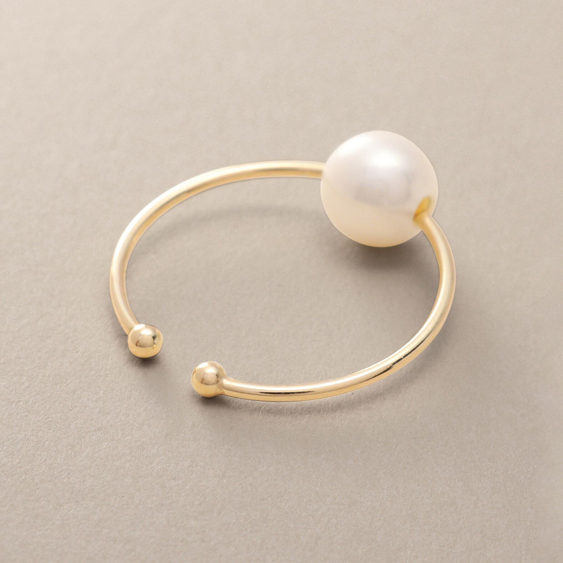 COCOSHNIK「K10パール フープ イヤーカフ（両耳用）」|イヤリング|