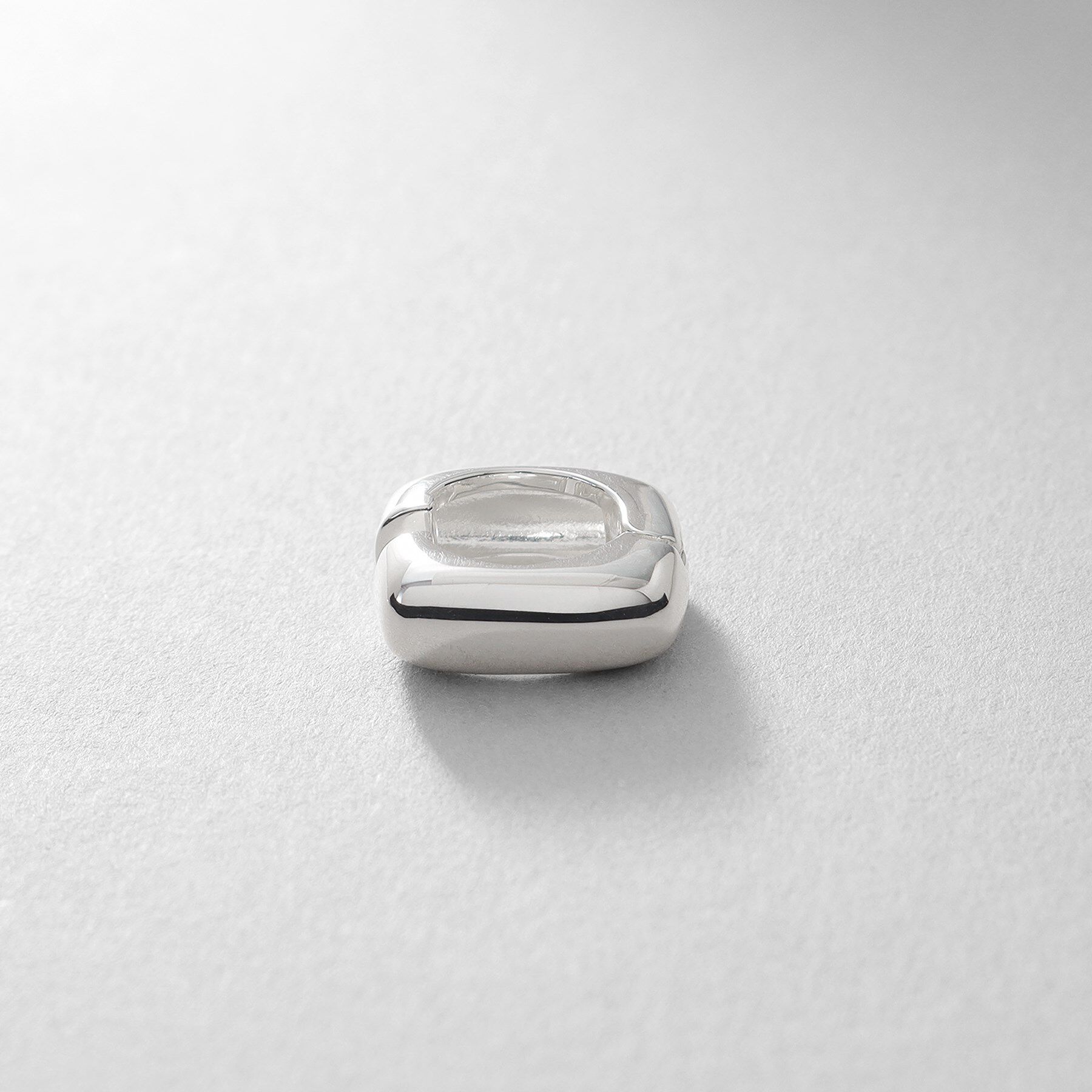 COCOSHNIK ONKITSCH「シルバー ハギーイヤリング スクエア」|イヤリング|