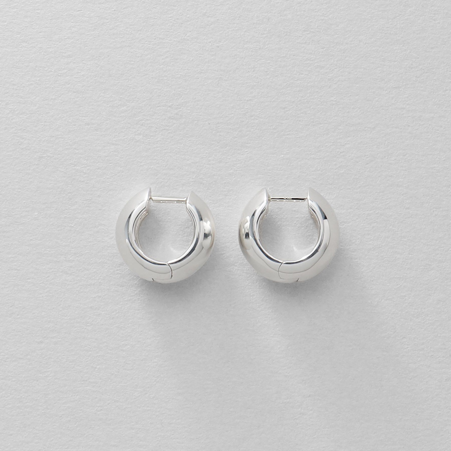 COCOSHNIK ONKITSCH「シルバー ハギーフープ リッジピアス」|ピアス|