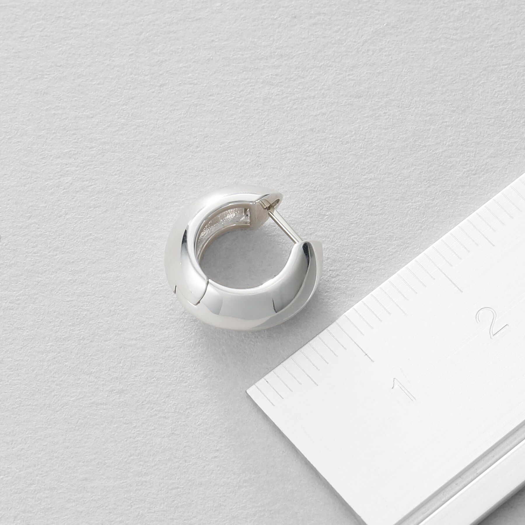 COCOSHNIK ONKITSCH「シルバー ハギーフープ リッジピアス」|ピアス|