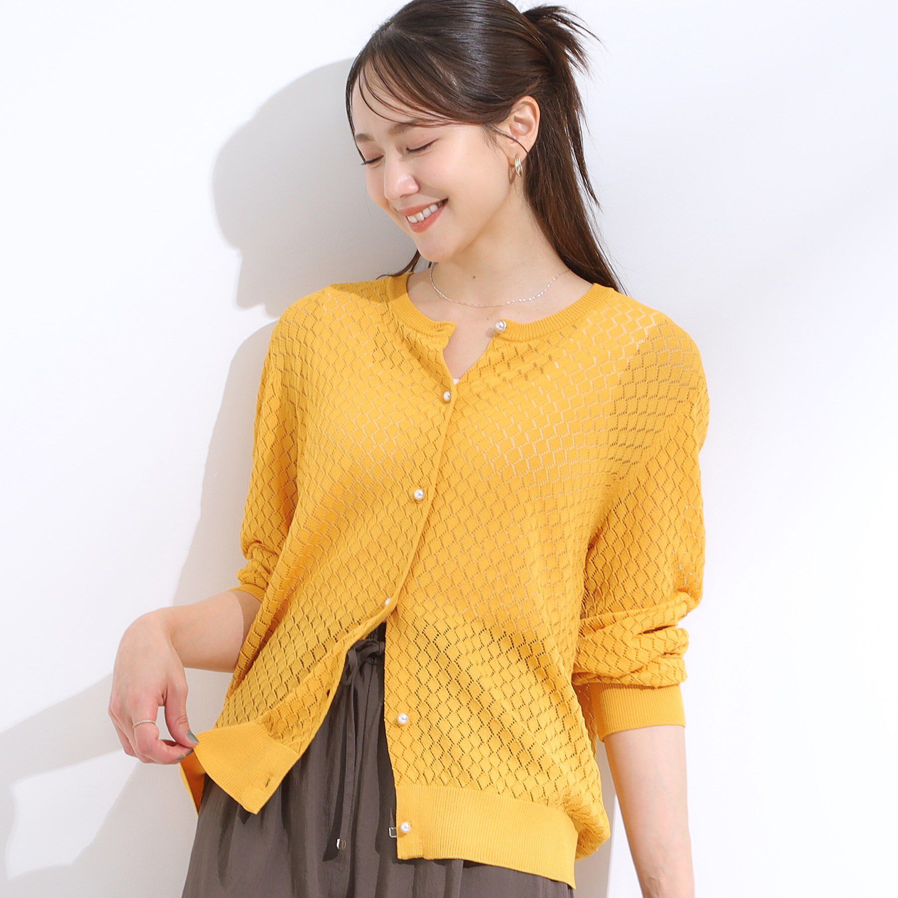 SHOO･LA･RUE「【S-LL】透かし編みが大人上品 マルチボタンニットカーディガン」|カーディガン|イエロー(032)