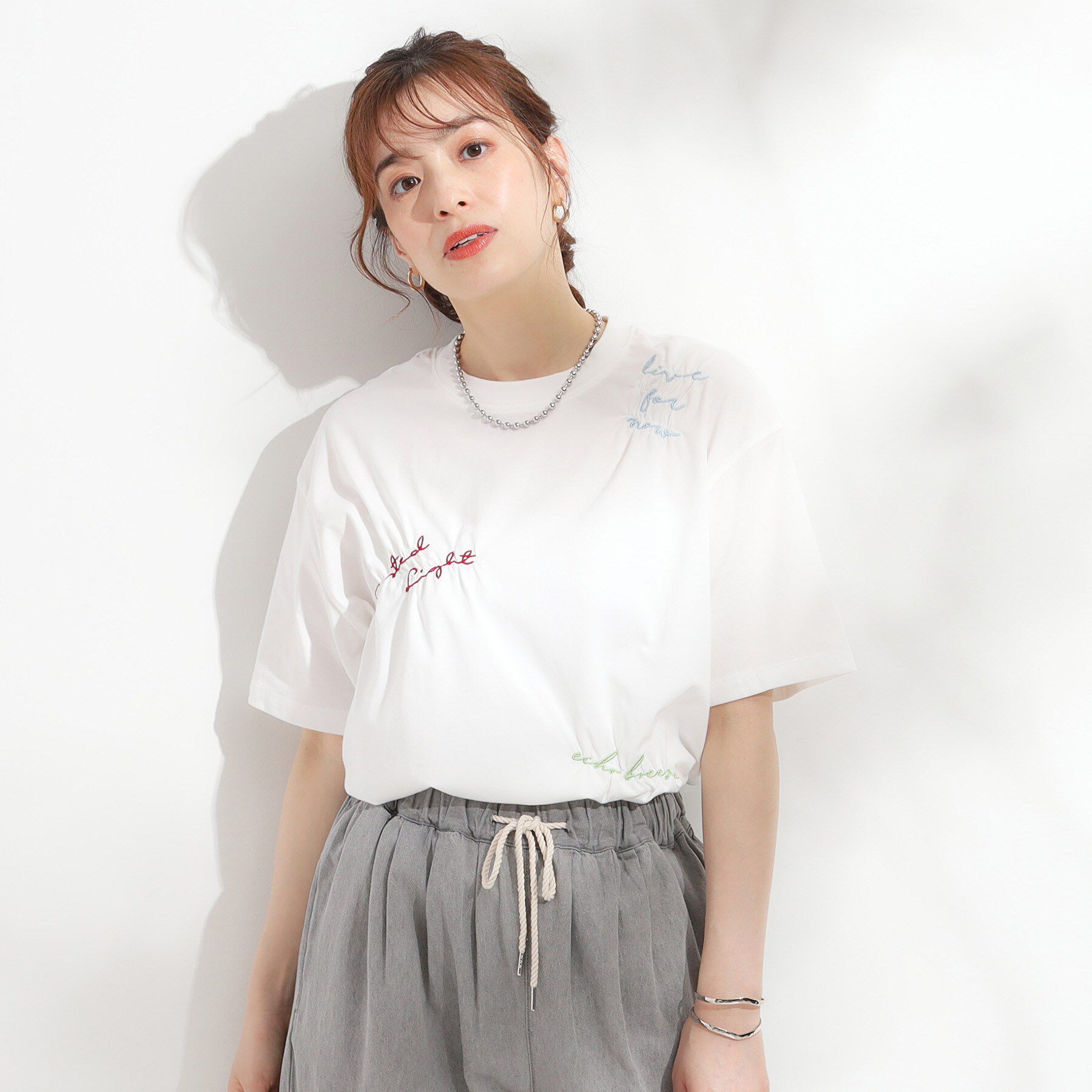 SHOO･LA･RUE「【ひんやり】大人のカジュアルスタイルに レタリング刺繍Tシャツ」|Tシャツ・カットソー|