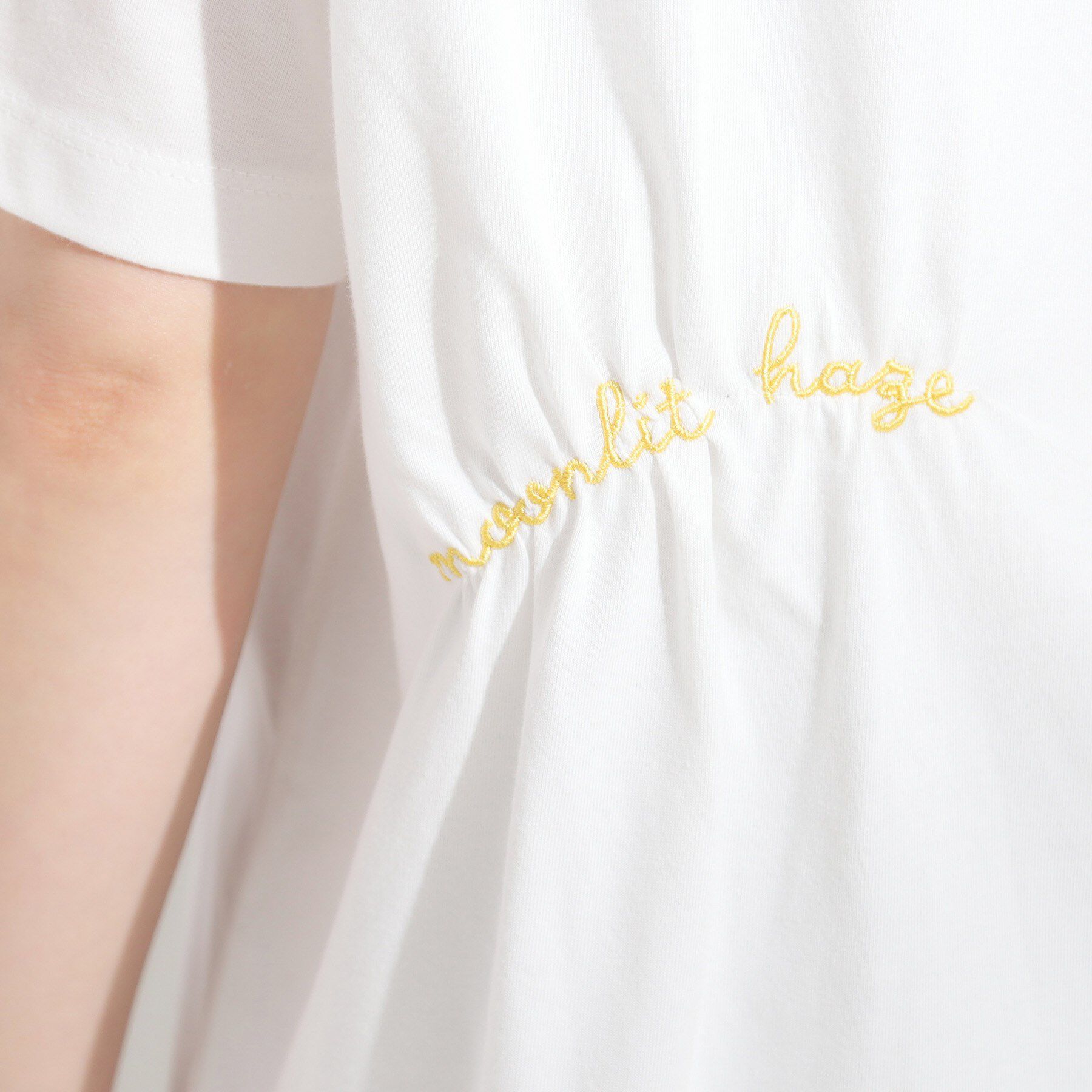 SHOO･LA･RUE「【ひんやり】大人のカジュアルスタイルに レタリング刺繍Tシャツ」|Tシャツ・カットソー|