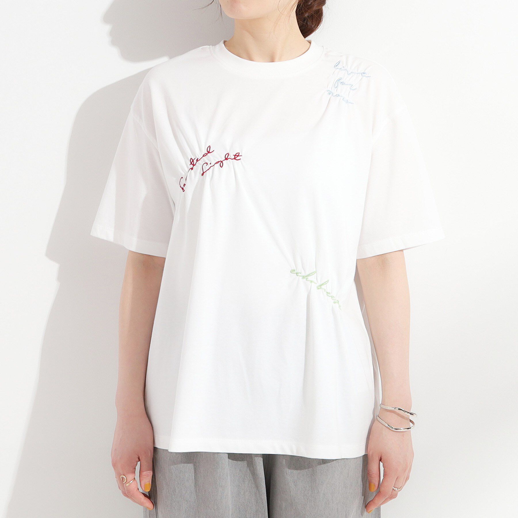 SHOO･LA･RUE「【ひんやり】大人のカジュアルスタイルに レタリング刺繍Tシャツ」|Tシャツ・カットソー|