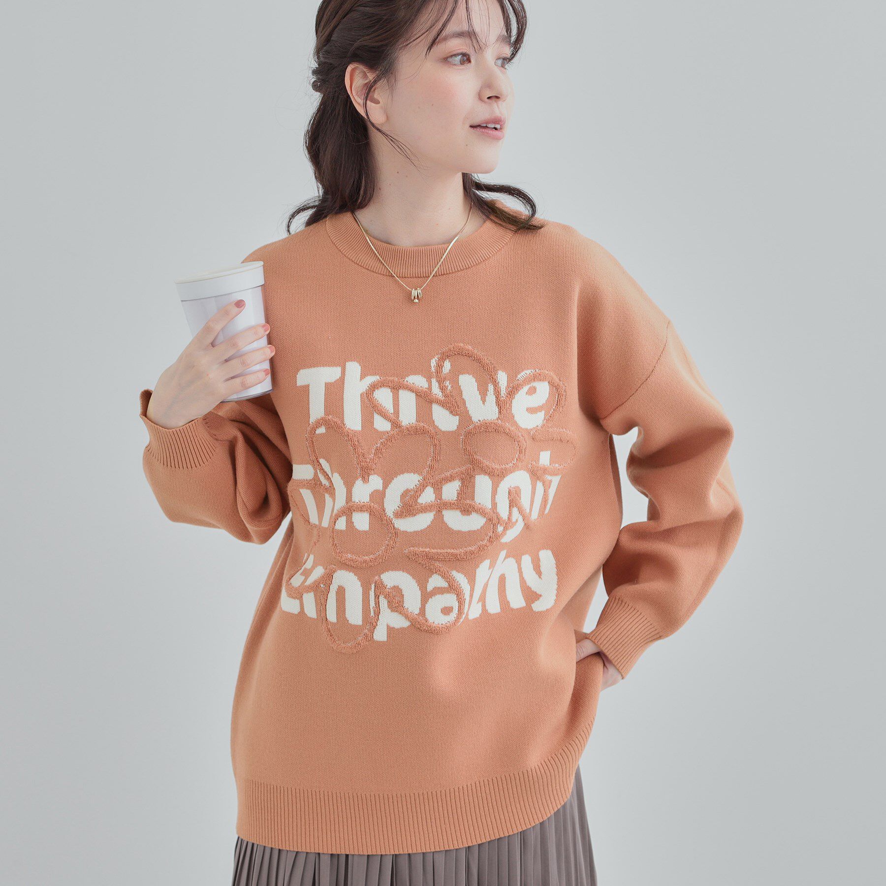 SHOO･LA･RUE「【体型カバー】ちくちくしにくい お花ロゴジャカードスウェットライクニット」|ニット・セーター|オレンジ(165)