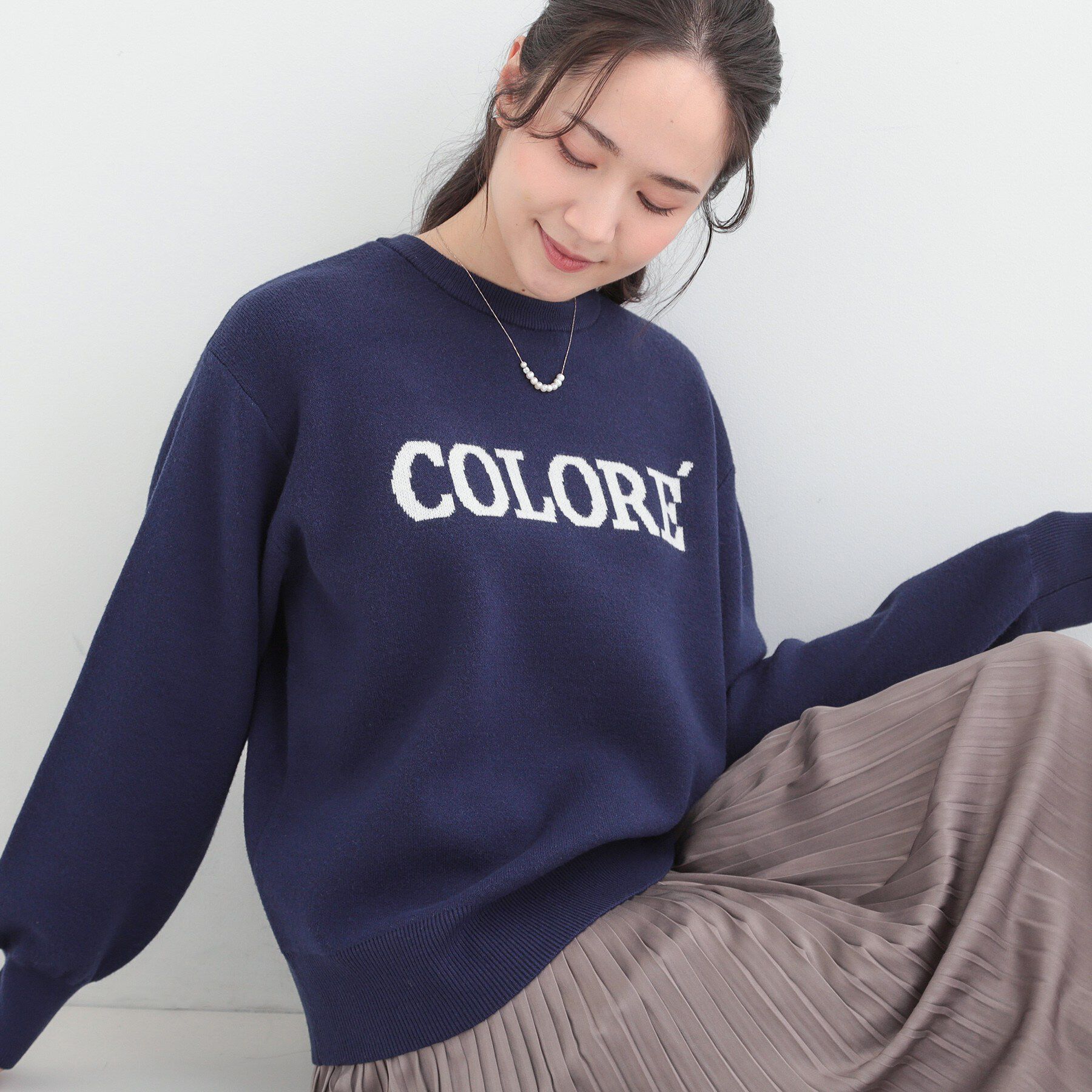 SHOO･LA･RUE「【S-LL/洗濯機可】もちもちタッチが心地よい スウェットライクロゴニット」|ニット・セーター|ネイビー(094)