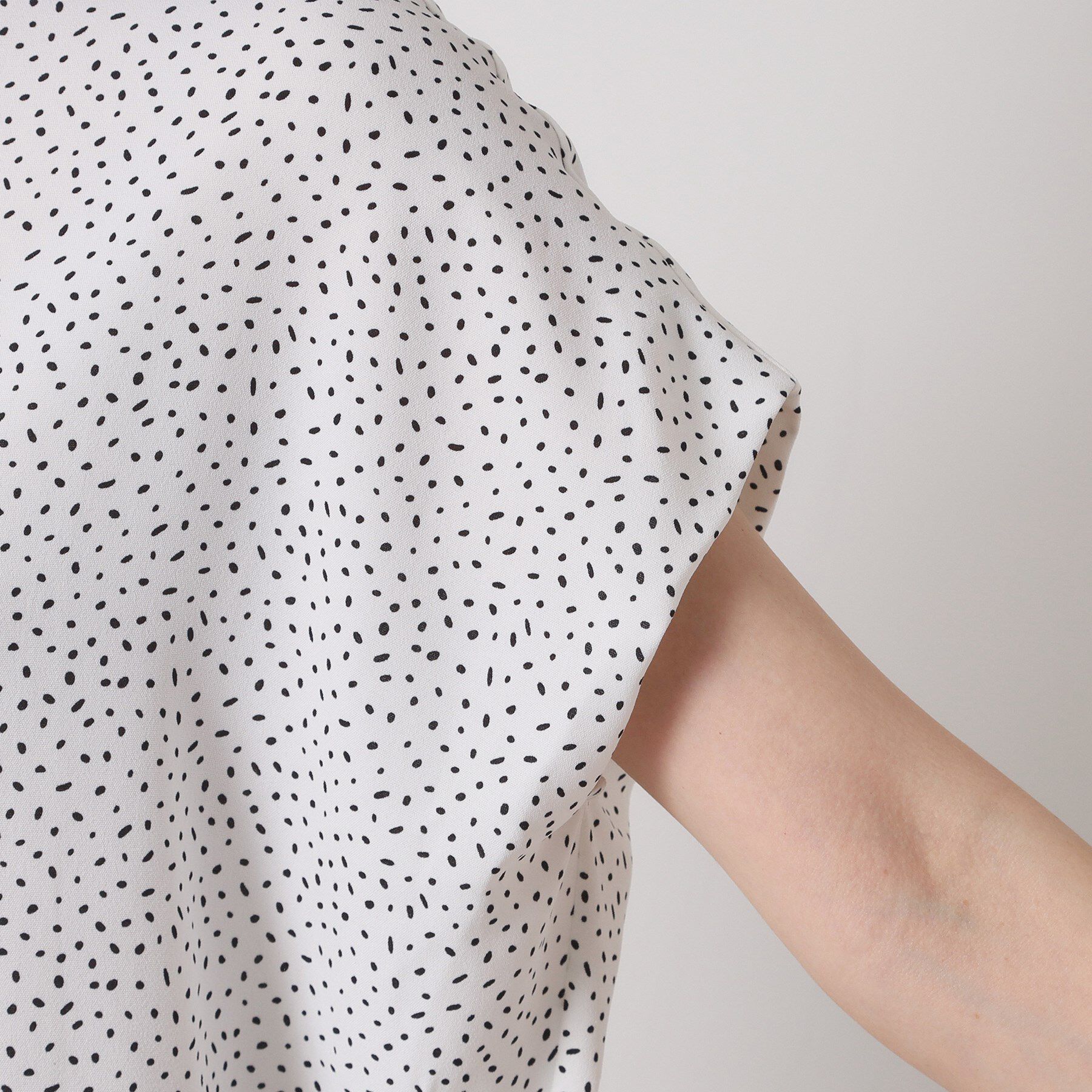 ITS&rsquo;DEMO「【接触冷感／手洗い可】ショルダータックブラウス」|シャツ・ブラウス|