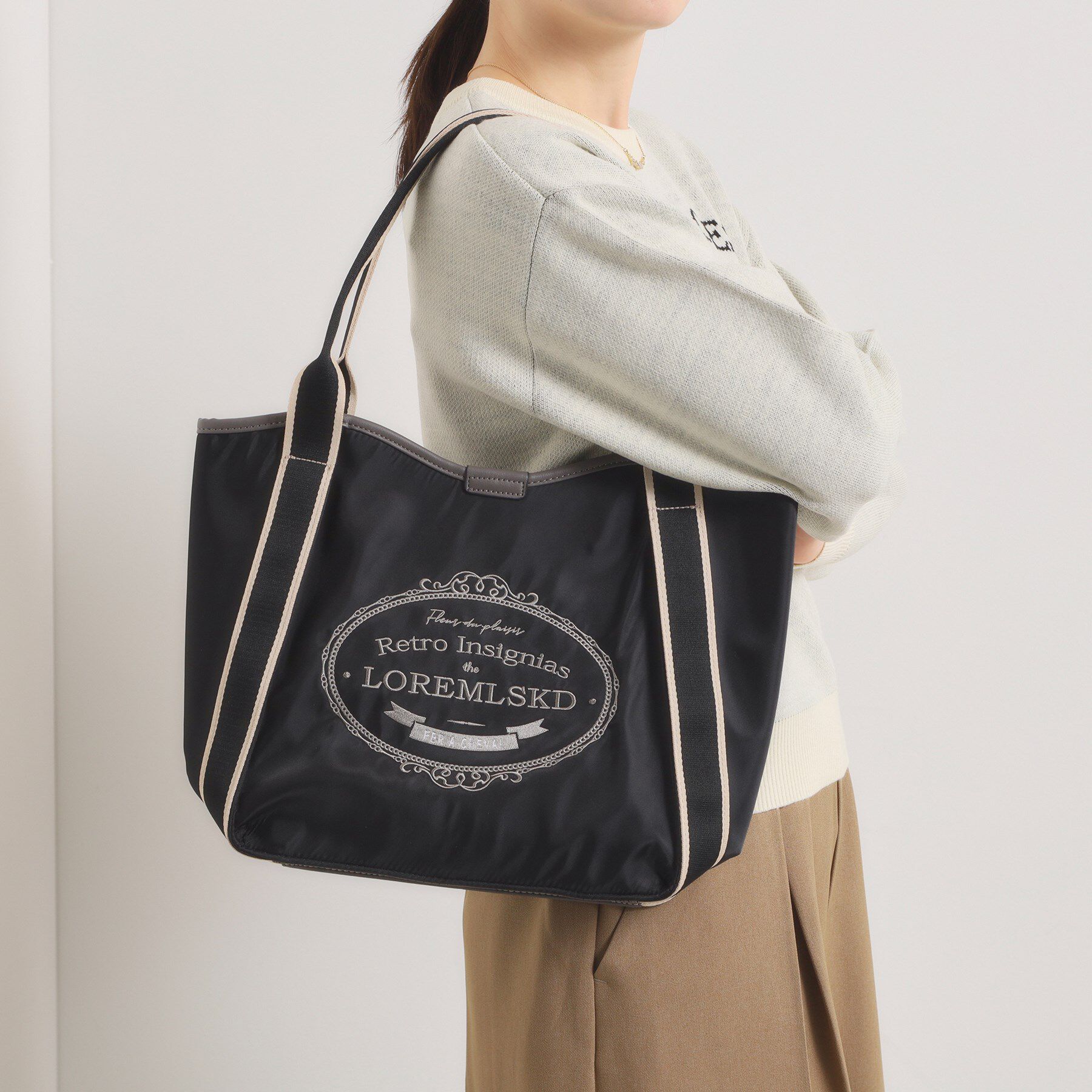 ITS&rsquo;DEMO「【A4対応】刺繍ロゴトート」|トートバッグ|ブラック(019)