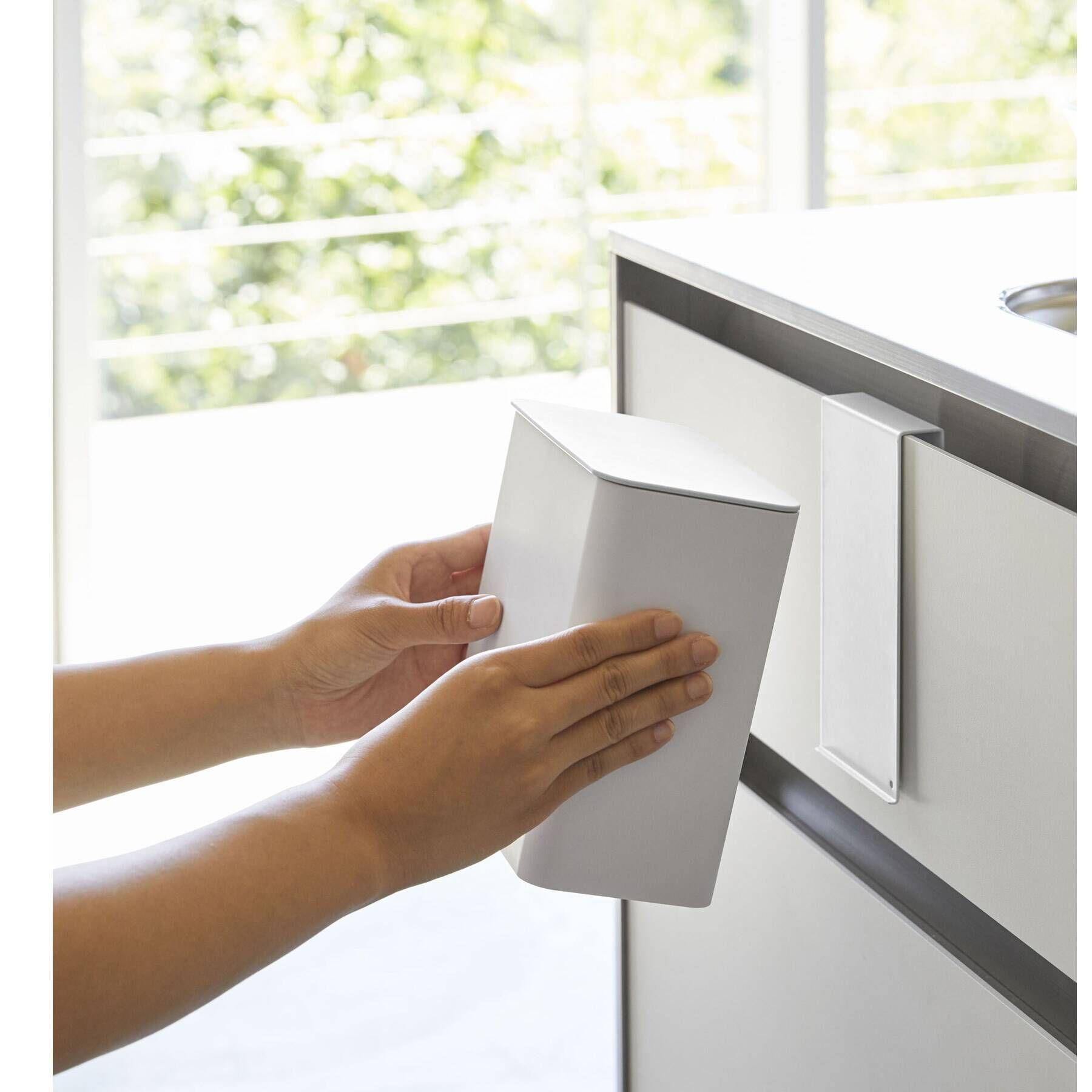 212 KITCHEN STORE「マグネット&シンク扉ゴミ箱 WH 山崎実業 ＜tower タワー＞」|食器・キッチングッズ|