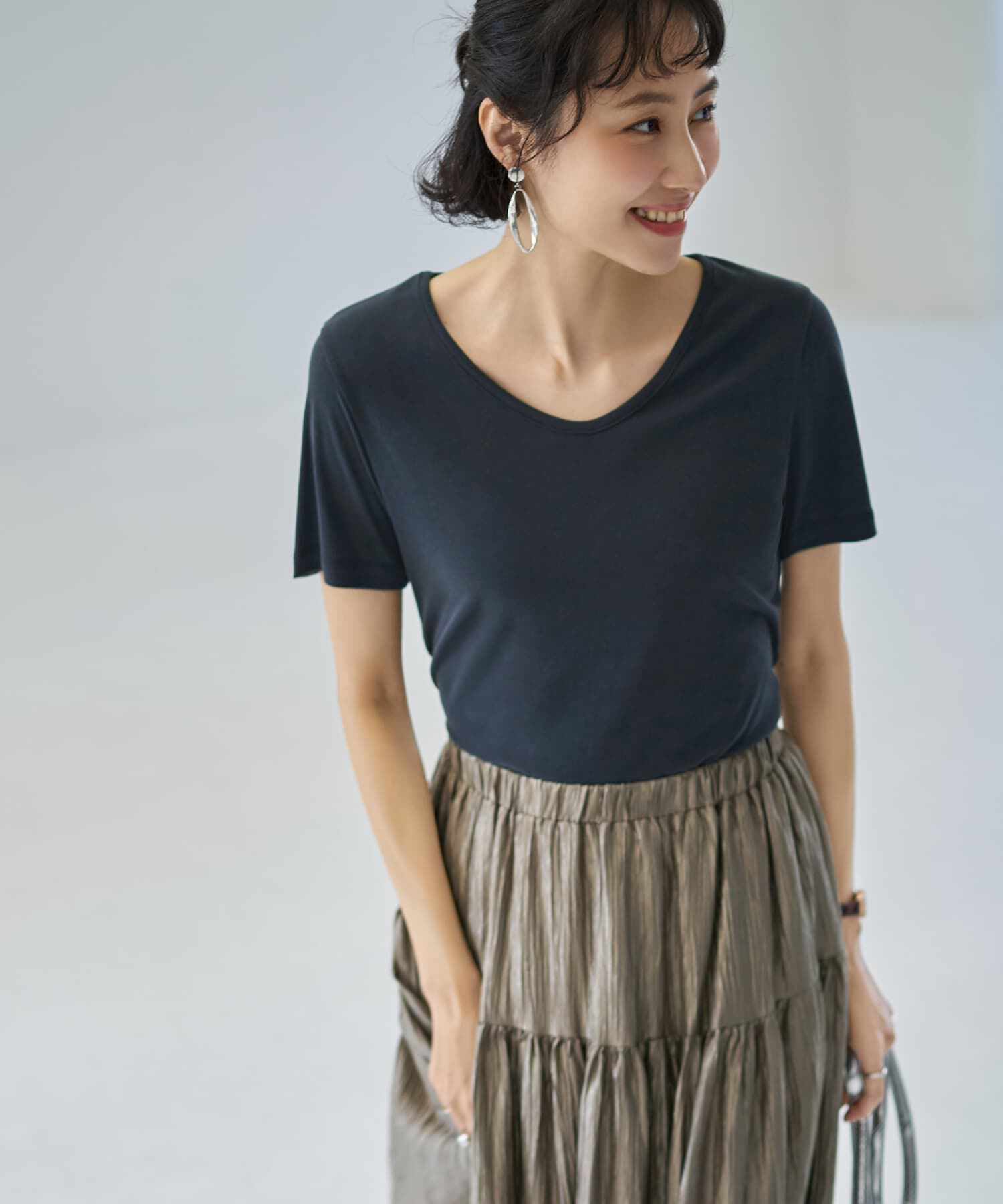 STYLE DELI「しっとり質感の緩やかVネックとろみトップス」|Tシャツ・カットソー|スミクロ