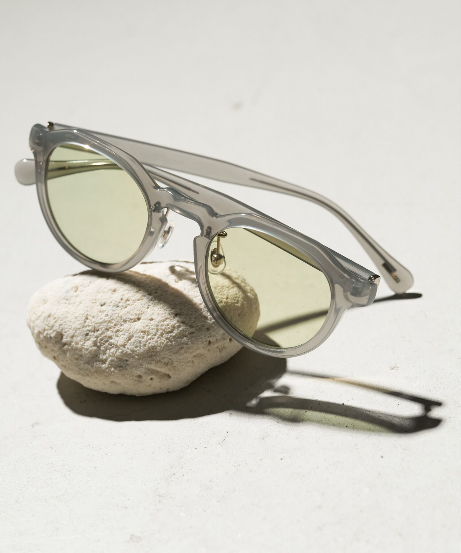  「ボストン型 調光サングラス｜紫外線対策｜レンズの色が変わるサングラス｜Zoff | UNITED ARROWS Wellness」|サングラス|グレー