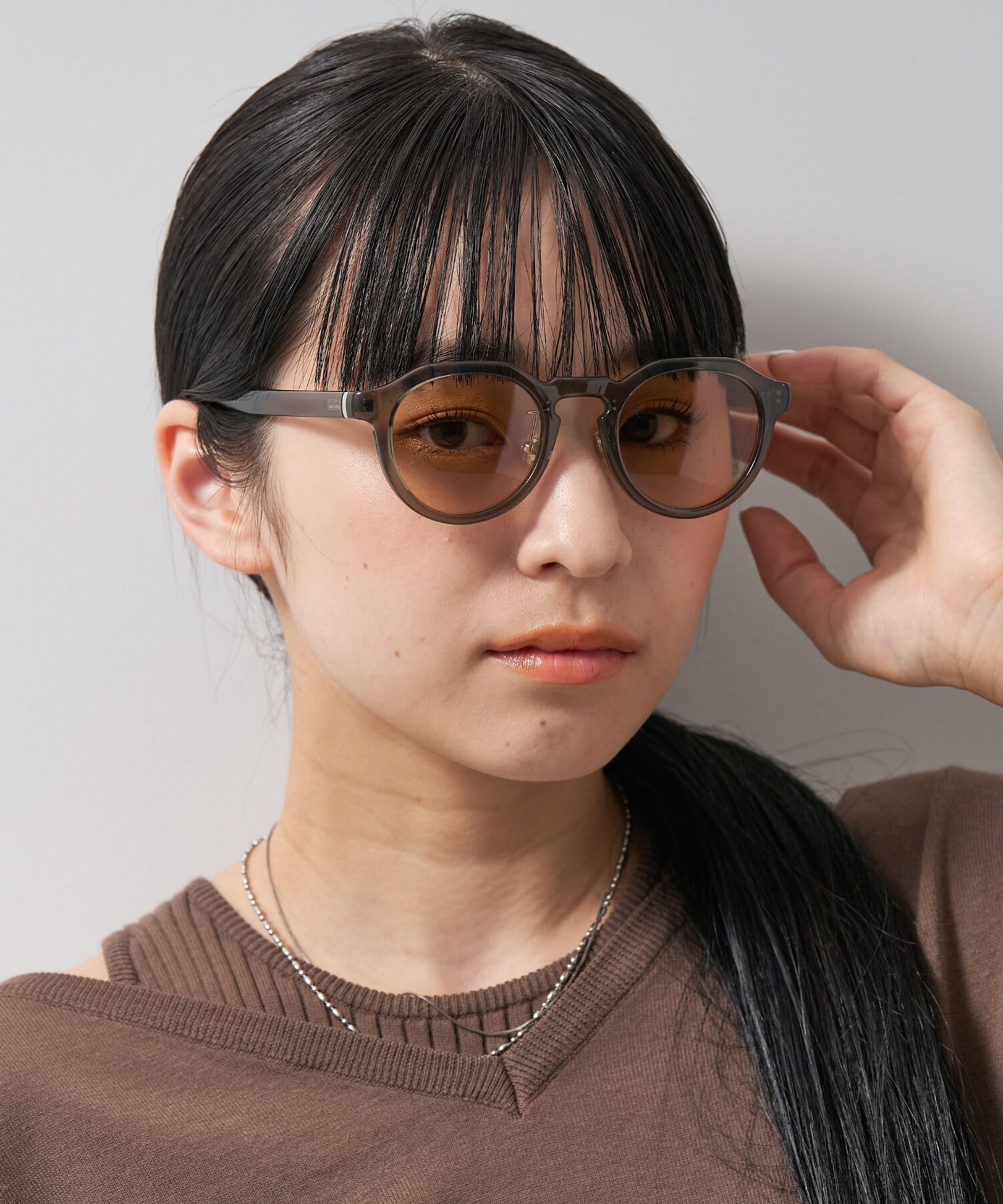  「ボストン型 調光サングラス｜紫外線対策｜レンズの色が変わるサングラス｜Zoff | UNITED ARROWS Wellness」|サングラス|グレー2