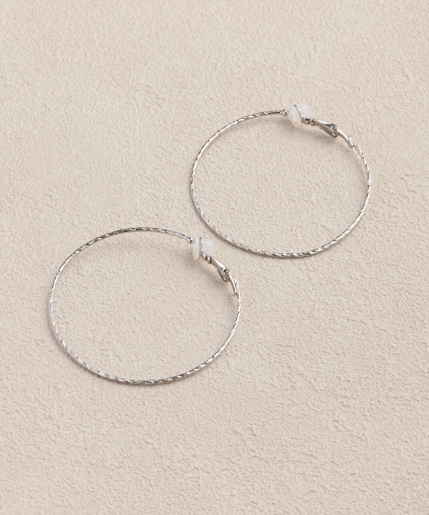 Phoebe「ツイストラインフープイヤリング　シルバー」|イヤリング|