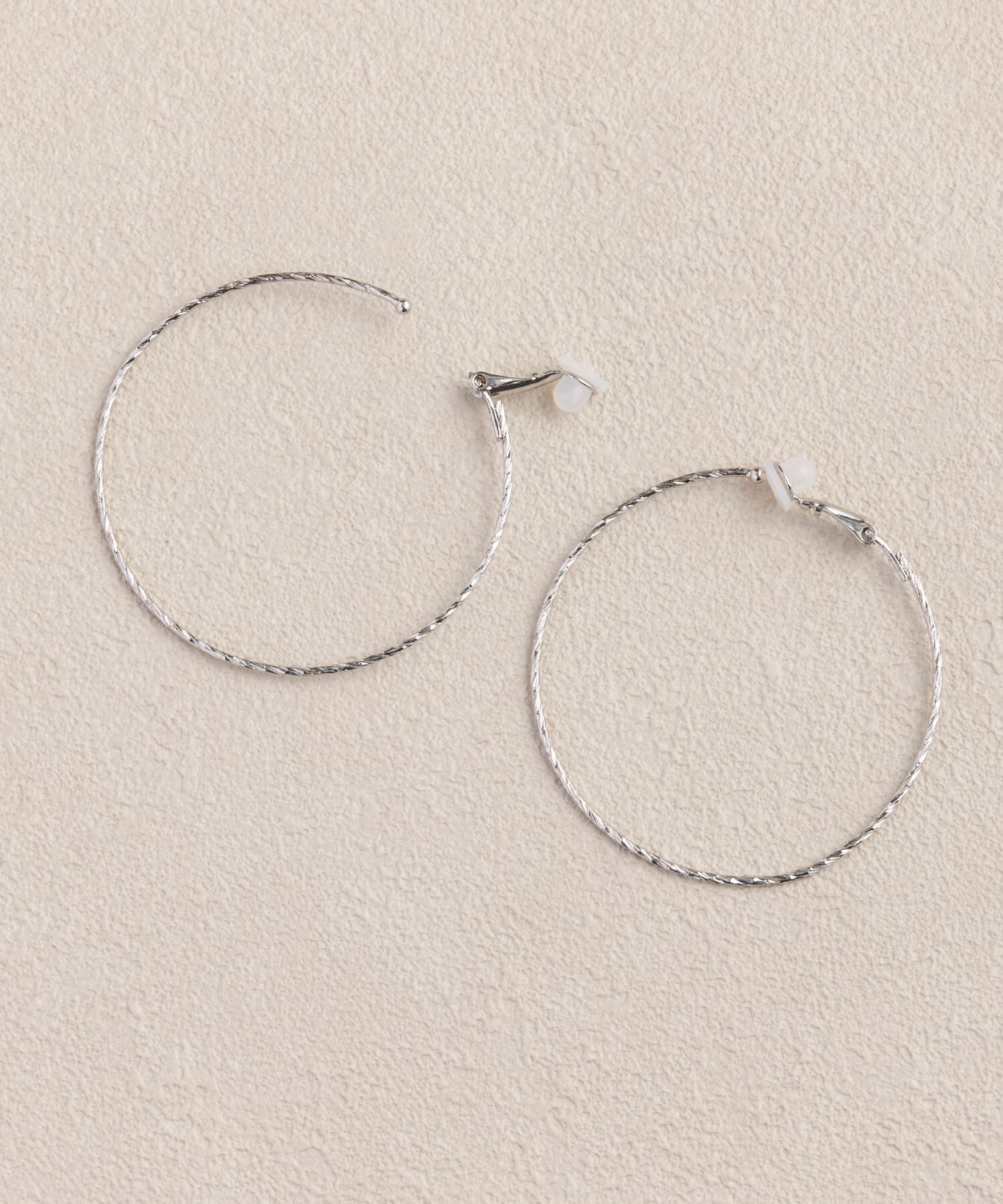 Phoebe「ツイストラインフープイヤリング　シルバー」|イヤリング|