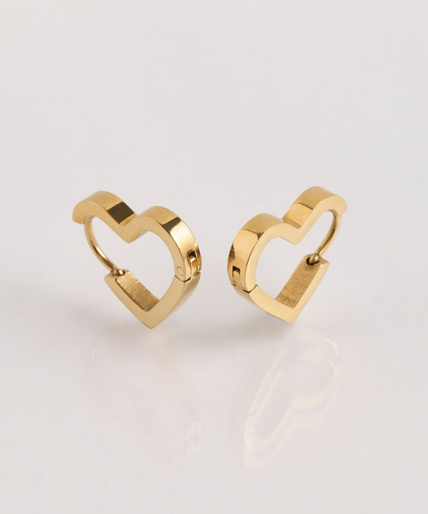 Phoebe「【金属アレルギー対応】ストレートハートフープピアス　ゴールド/サージカルステンレス」|ピアス|