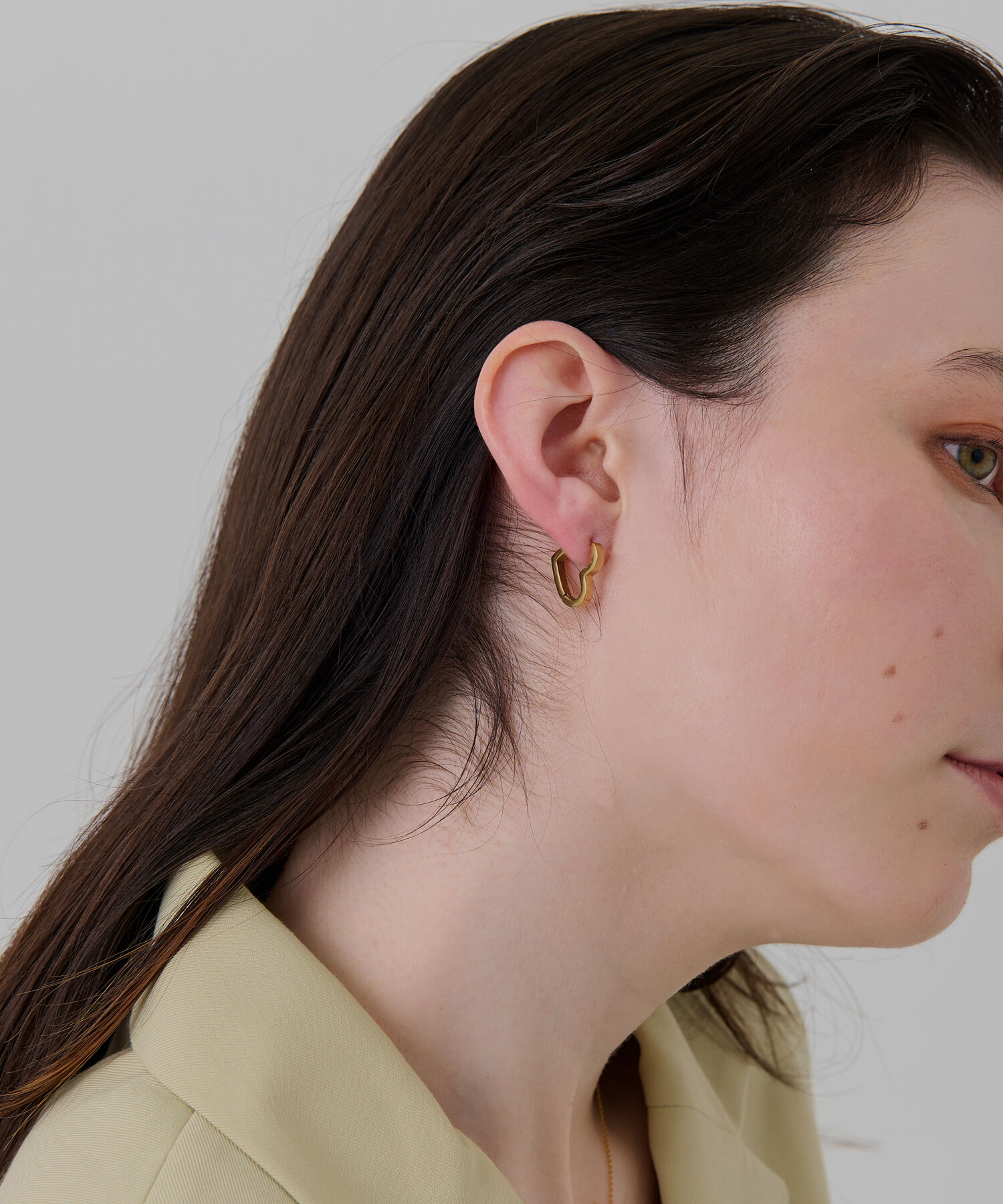 Phoebe「【金属アレルギー対応】ストレートハートフープピアス　ゴールド/サージカルステンレス」|ピアス|