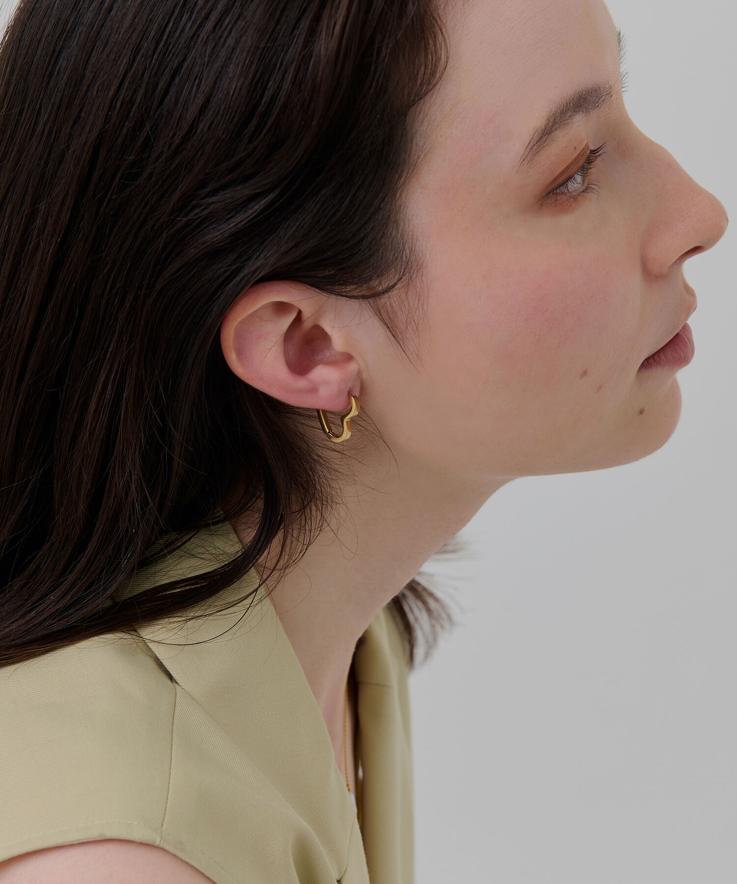 Phoebe「【金属アレルギー対応】ストレートハートフープピアス　ゴールド/サージカルステンレス」|ピアス|