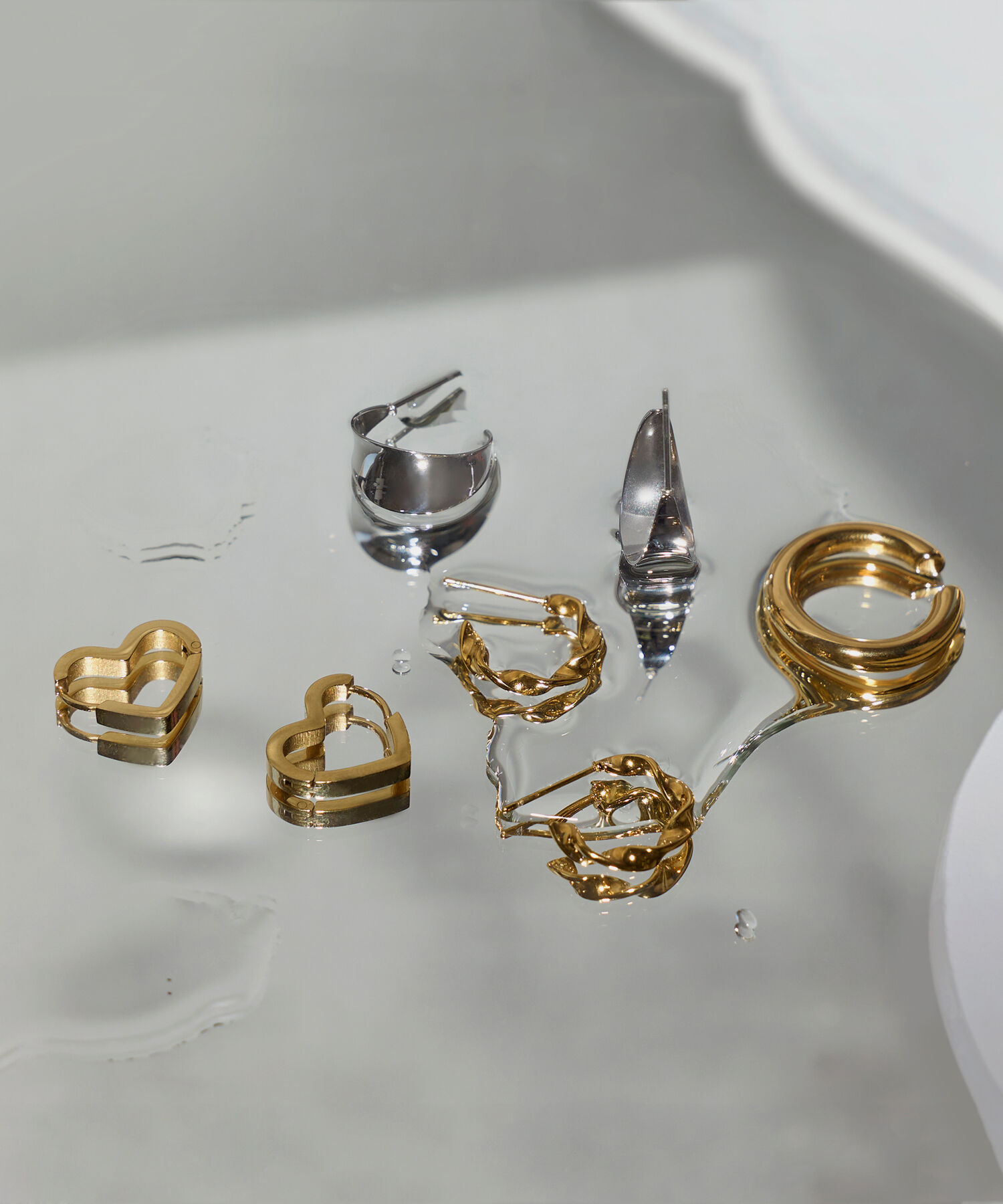 Phoebe「【金属アレルギー対応】ストレートハートフープピアス　ゴールド/サージカルステンレス」|ピアス|