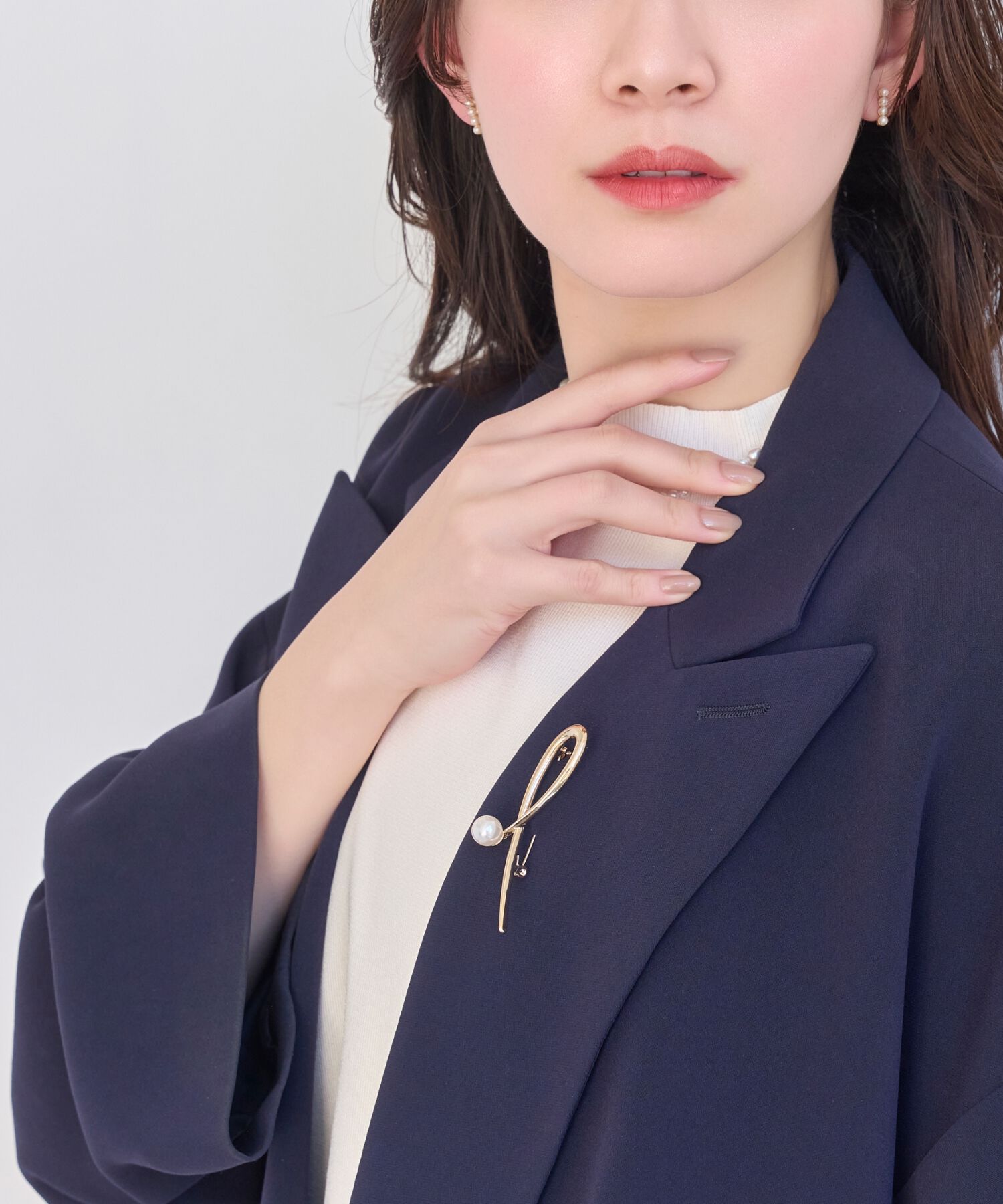 Phoebe「スタイリッシュクロスカーブパールブローチ　ゴールド」|ブローチ・コサージュ|