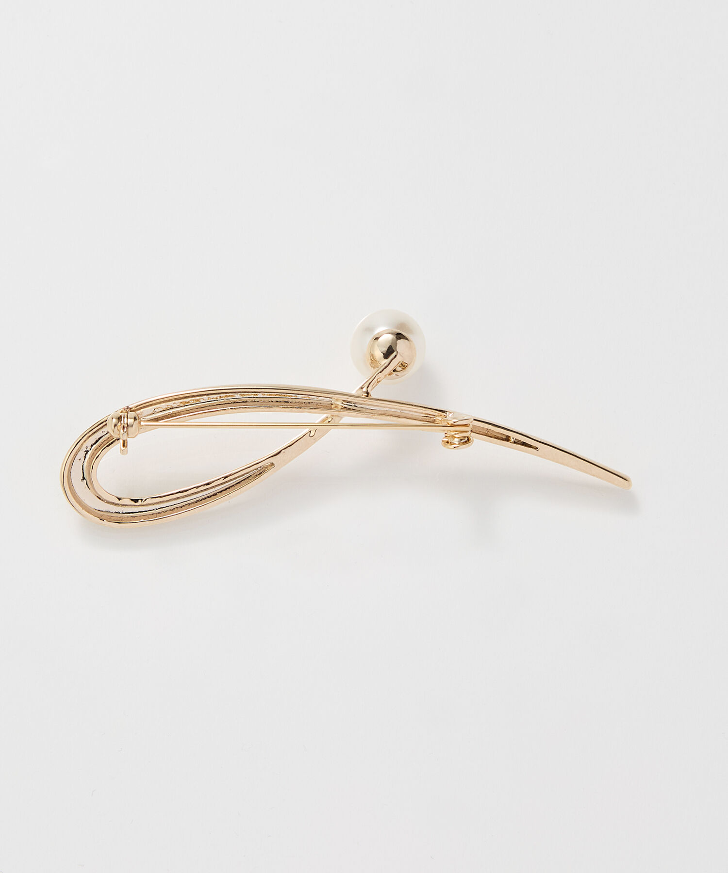 Phoebe「スタイリッシュクロスカーブパールブローチ　ゴールド」|ブローチ・コサージュ|