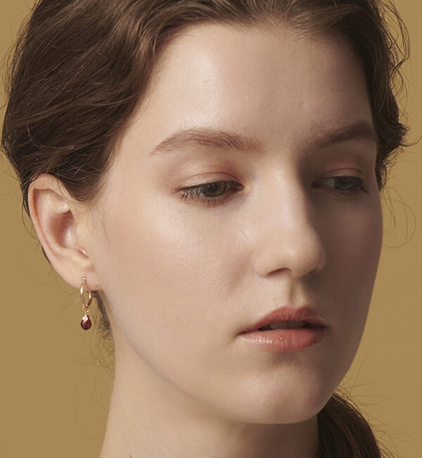 agete「K10ガーネットピアスチャーム」|ピアス|