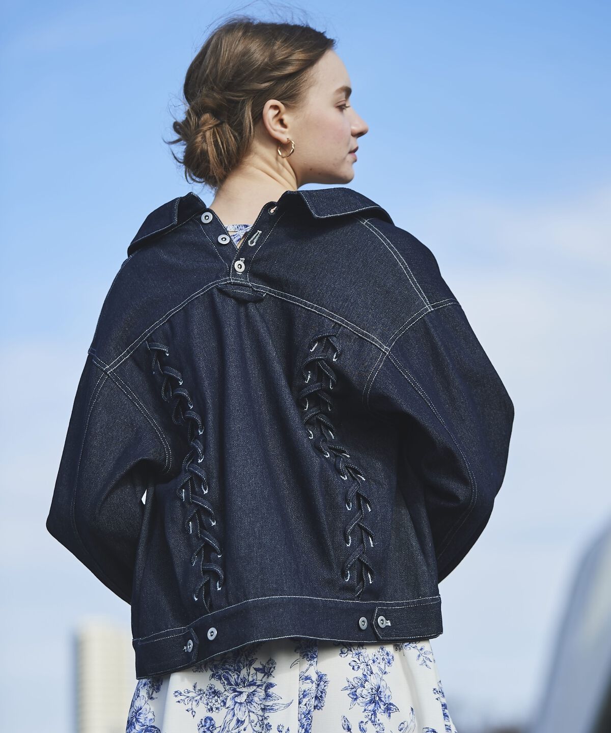 アンドクチュール「バックレースアップミドル丈デニムジャケット」|デニムジャケット|ネイビー