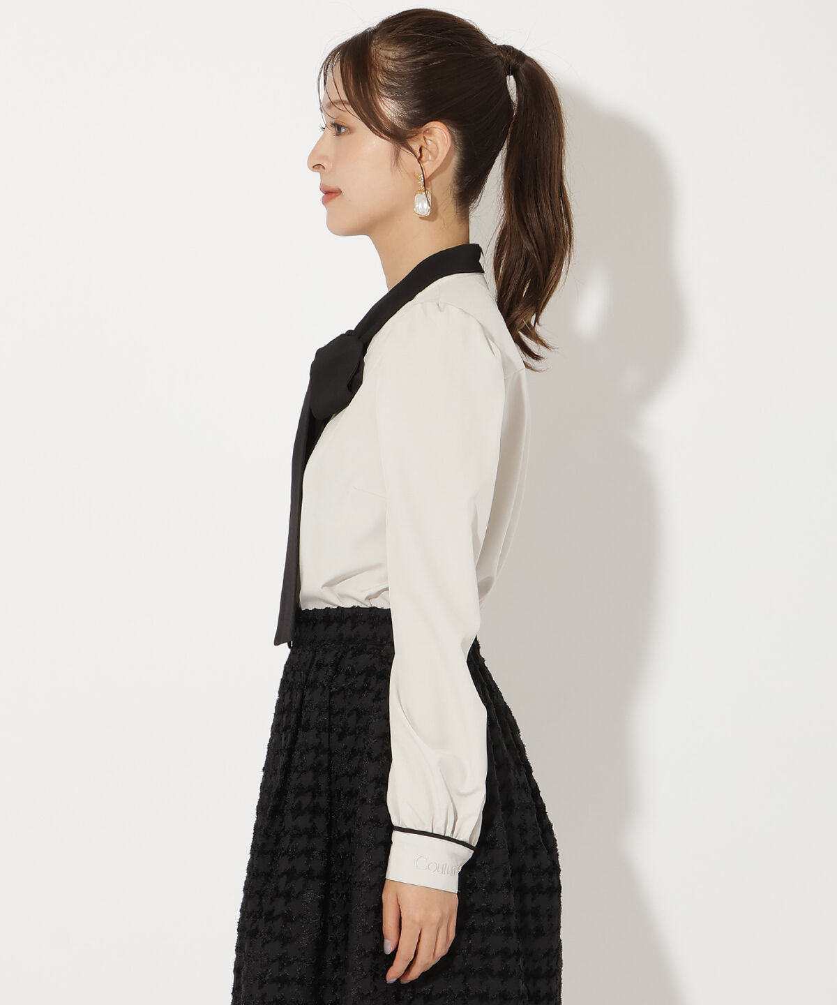 アンドクチュール「カフス刺繍ボウタイブラウス」|シャツ・ブラウス|