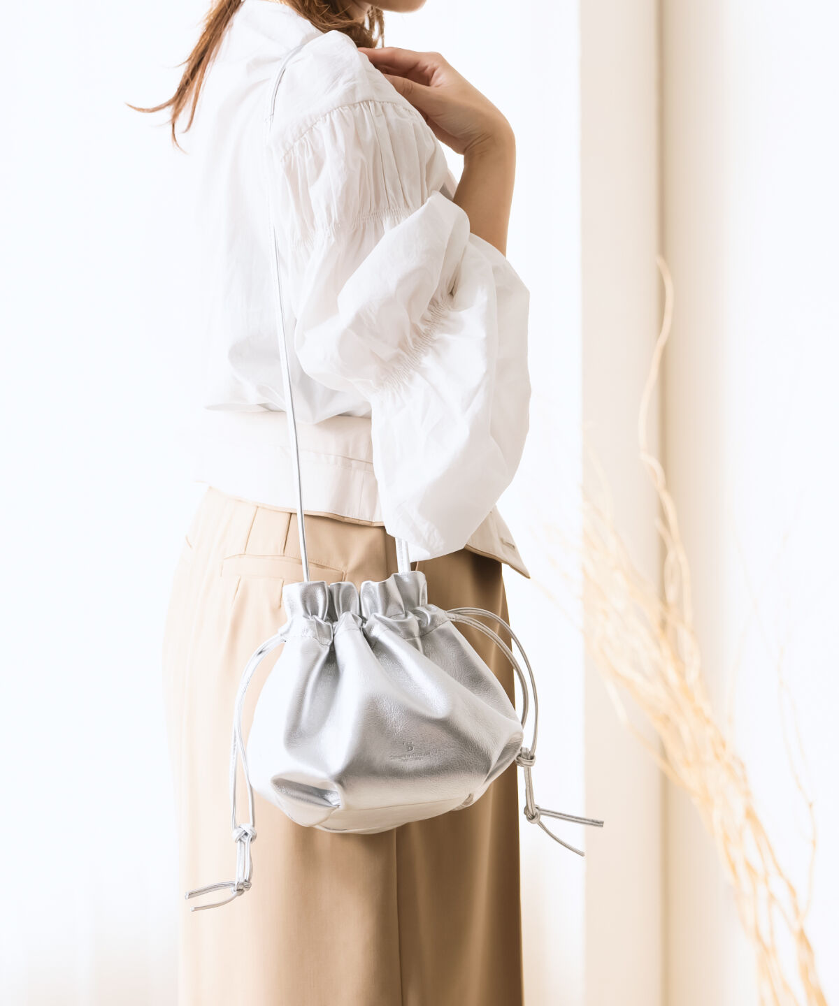 Samantha Thavasa Petit Choice「レザーシンプル巾着バッグ」|ショルダー・メッセンジャー|シルバー