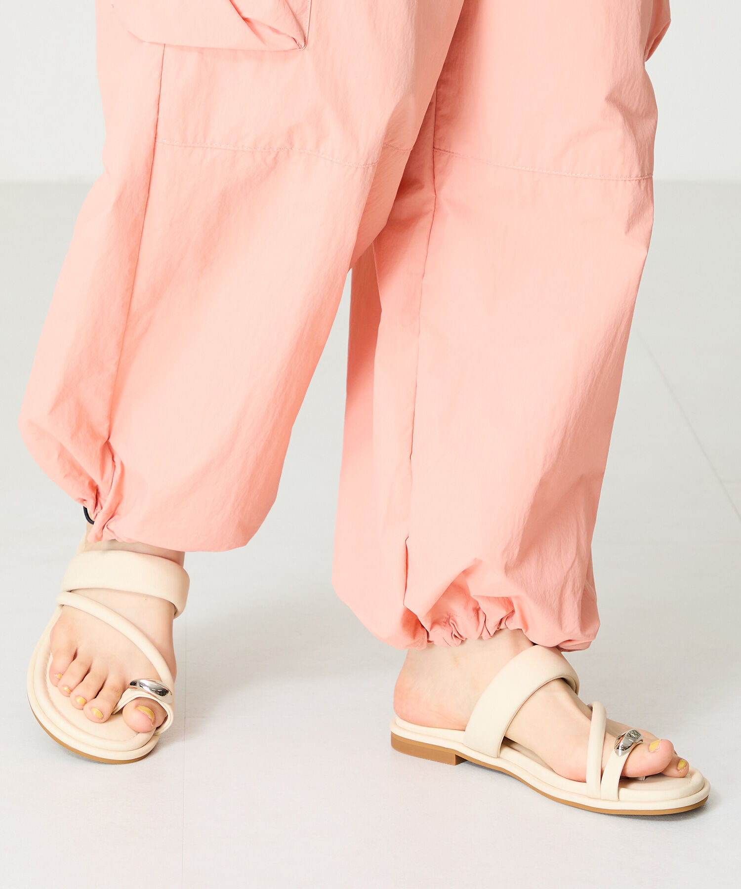 ORiental TRaffic「●2025春夏新作●メタルパーツ&times;パデットベルトトングサンダル/51238 トレンド 人気 再入荷」|サンダル|