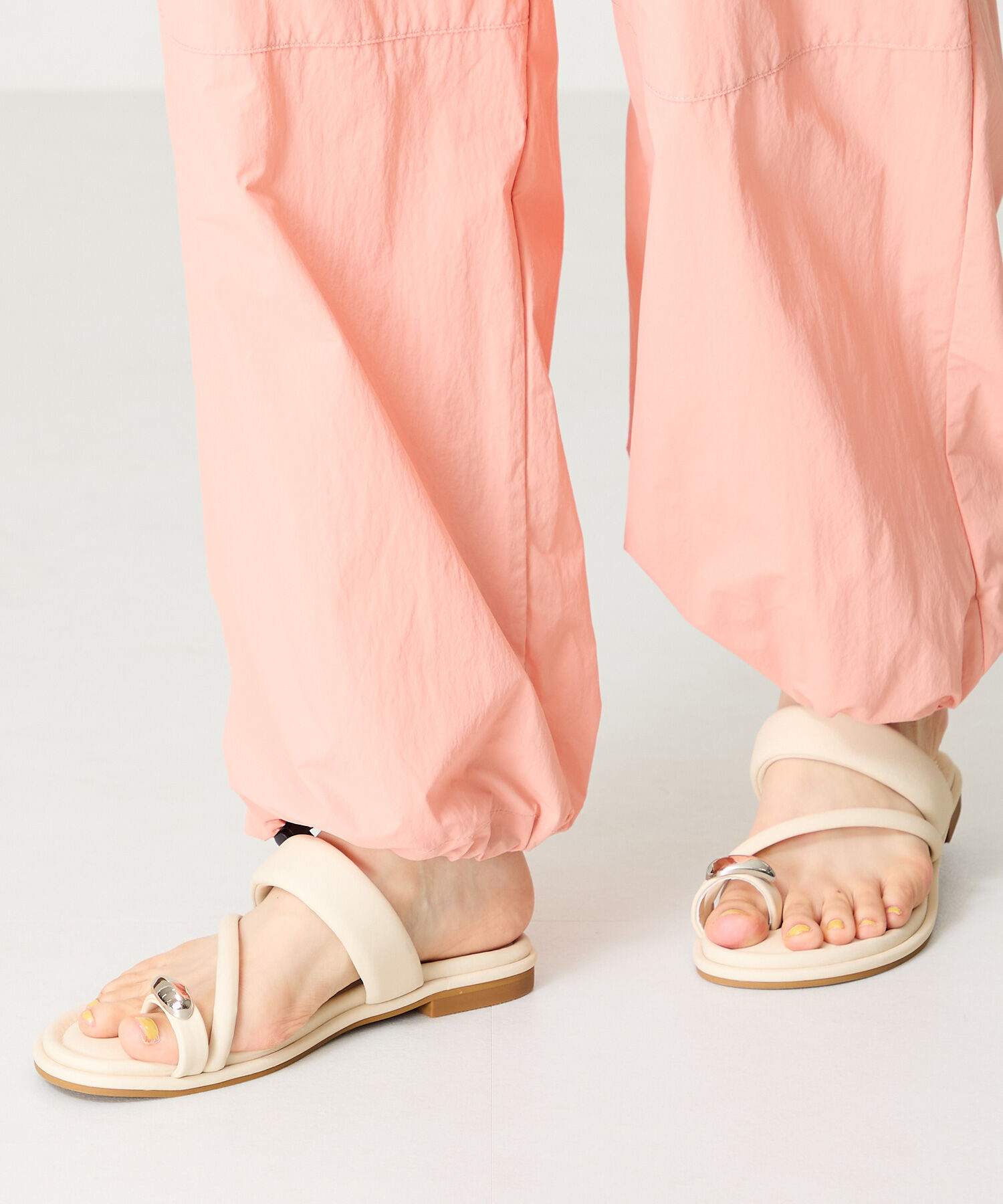 ORiental TRaffic「●2025春夏新作●メタルパーツ&times;パデットベルトトングサンダル/51238 トレンド 人気 再入荷」|サンダル|