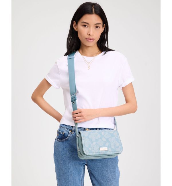 kate spade new york「リブ スペード フラワー プリンテッド デニム スモール フラップ クロスボディ」|ショルダー・メッセンジャー|