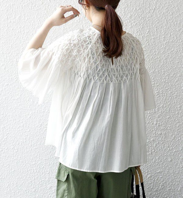 SHIPS any「SHIPS any:〈洗濯機可能〉ハンドスモッキング コットン フレア ブラウス」|シャツ・ブラウス|オフホワイト