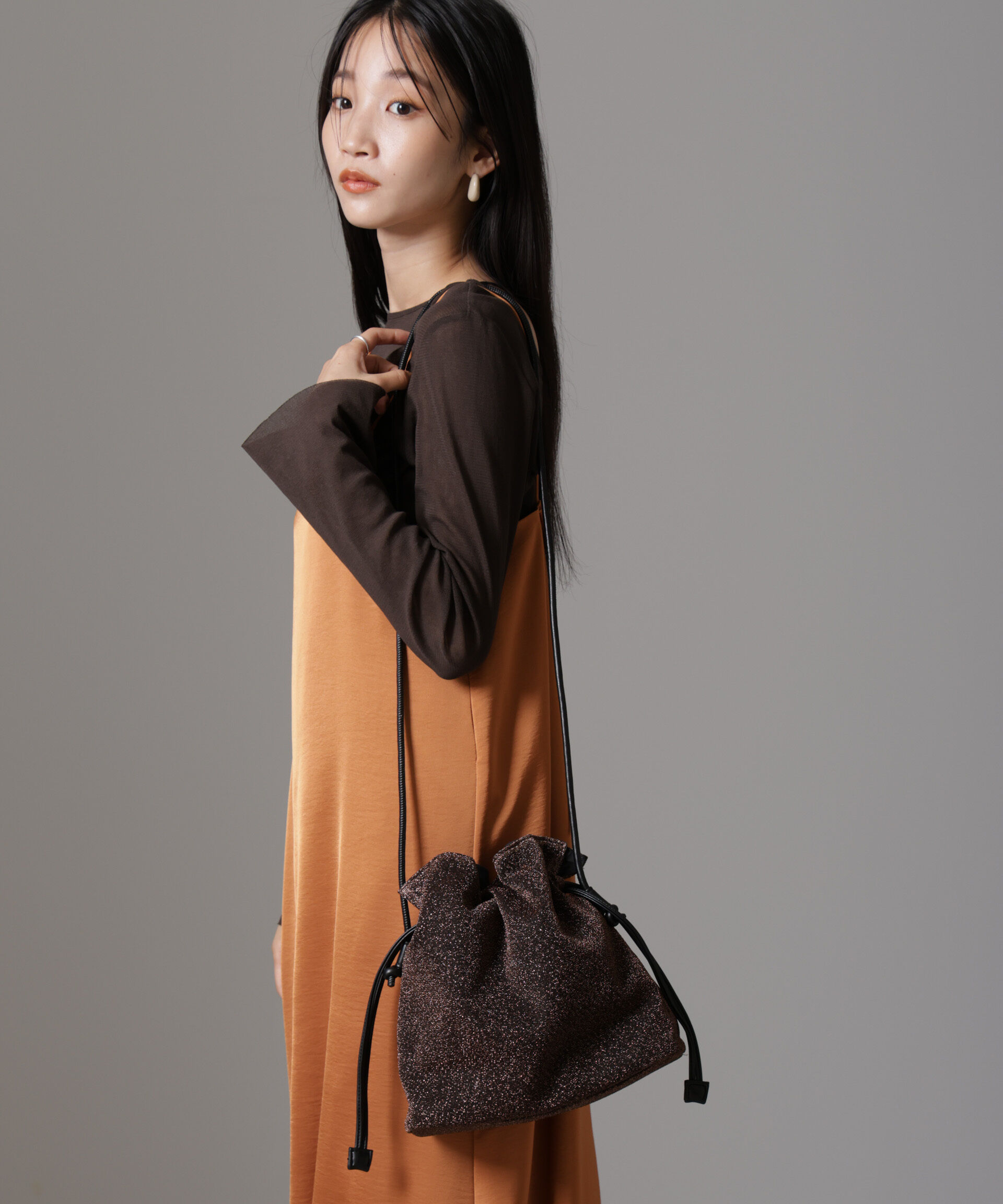 nano･universe「ラメ巾着ショルダーバッグ」|ショルダー・メッセンジャー|ブラウン