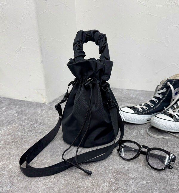 fredy emue「【Drifter/ドリフター】ギャザーハンドル巾着２WAYショルダーバック」|ショルダー・メッセンジャー|ブラック