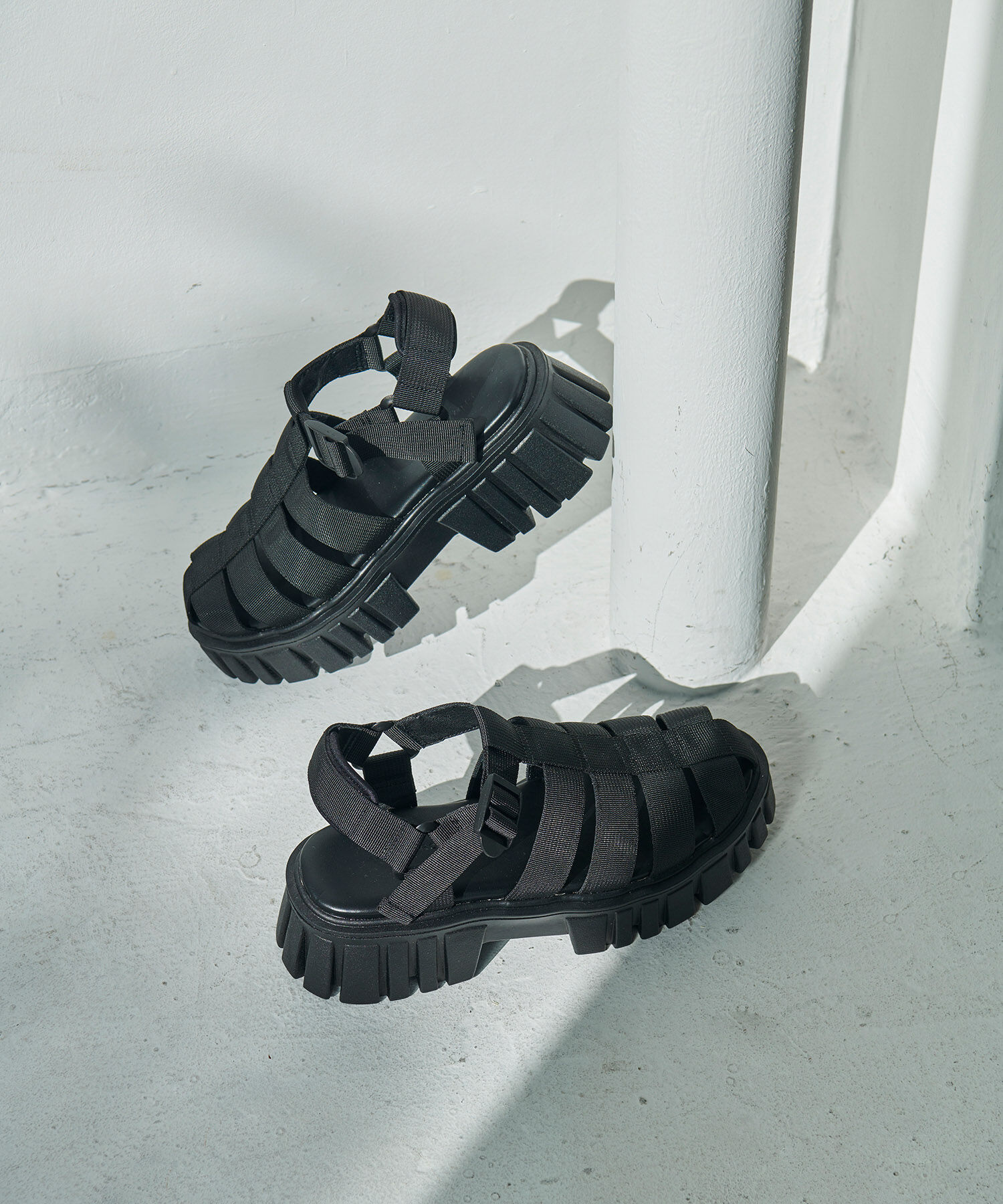 ADAM ET ROPE'「トラックソールグルカサンダル」|サンダル|ブラック(01)